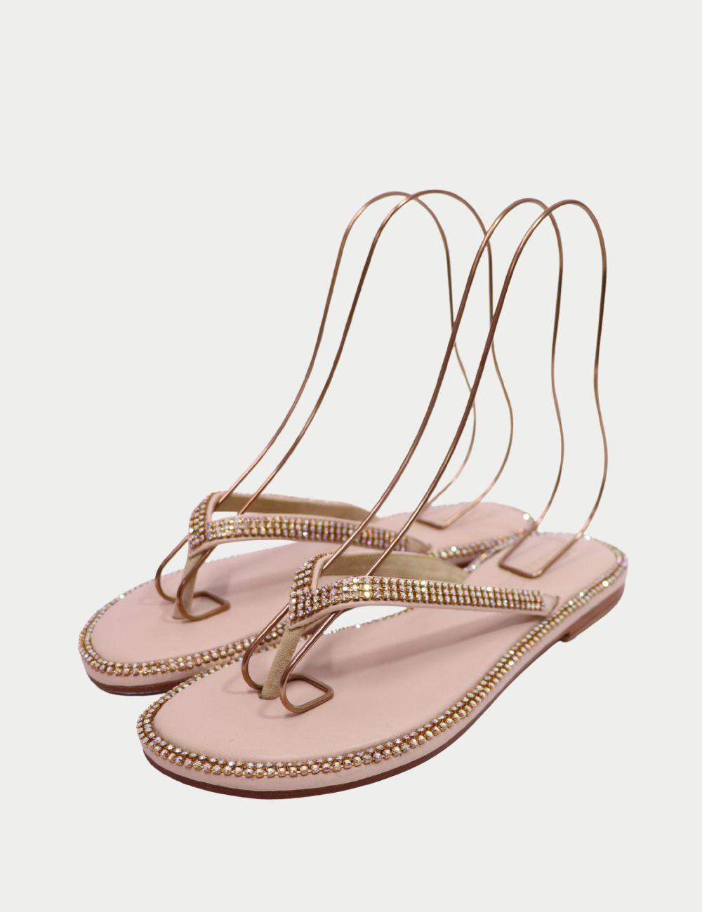 Chanclas embellecidas Mystique - Cristal dorado

Eleva tu elegancia informal con estas chanclas embellecidas Mystique, con brillantes adornos de cristal en tiras de ante dorado. Diseñadas para ofrecer comodidad y brillo, estas sandalias son