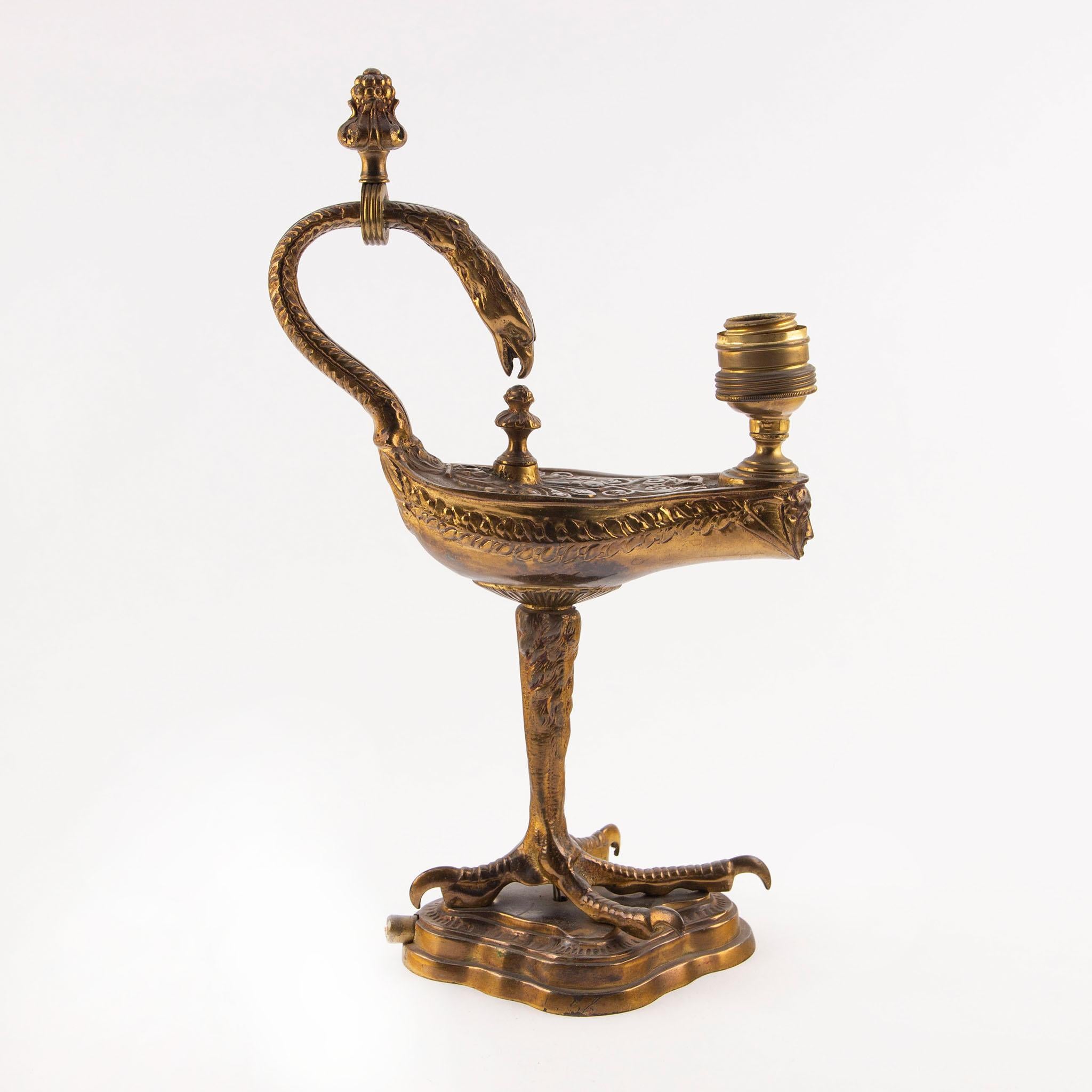 Accendisigari per tabacco in bronzo trasformato in lampada, XIX secolo
Accendino in bronzo del XIX secolo finemente fuso, successivamente adattato per essere utilizzato come lampada. Il corpo è modellato a forma di lampada ad olio classica,
