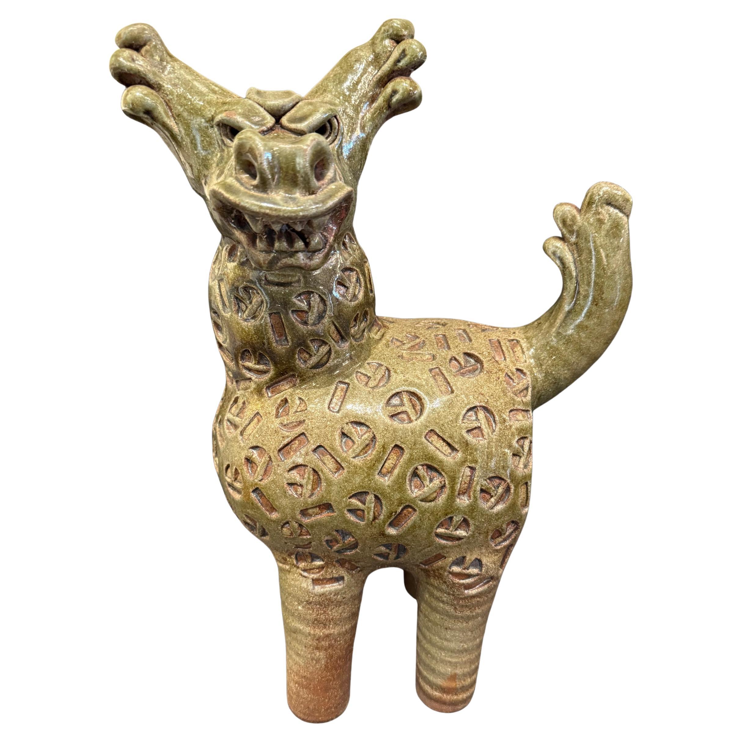 "Fabelwesen", grüne Keramikskulptur von Dora De Larios