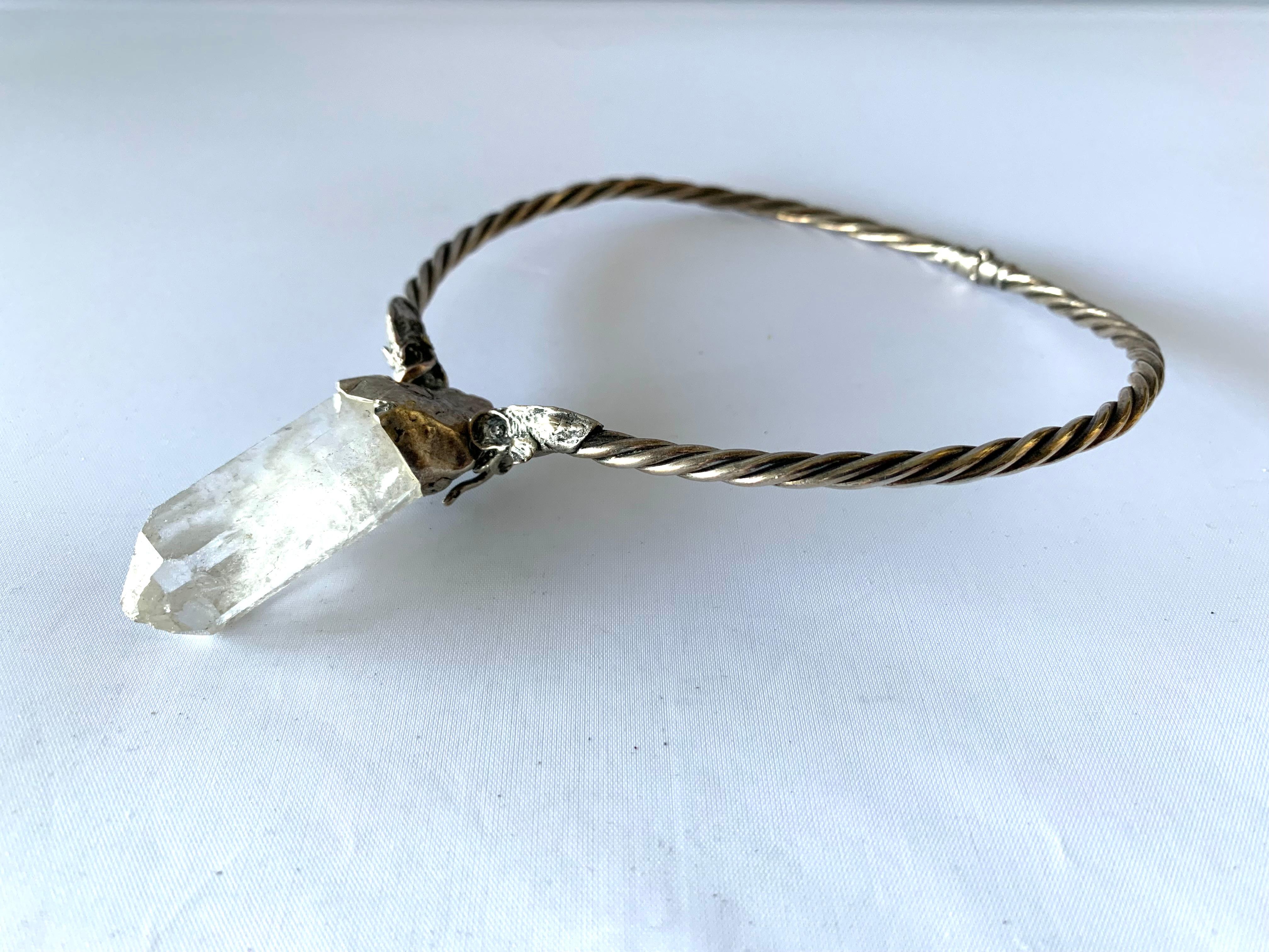 Mythische Fisch-Bergkristall-Obelisk-Halskette (Brillantschliff) im Angebot