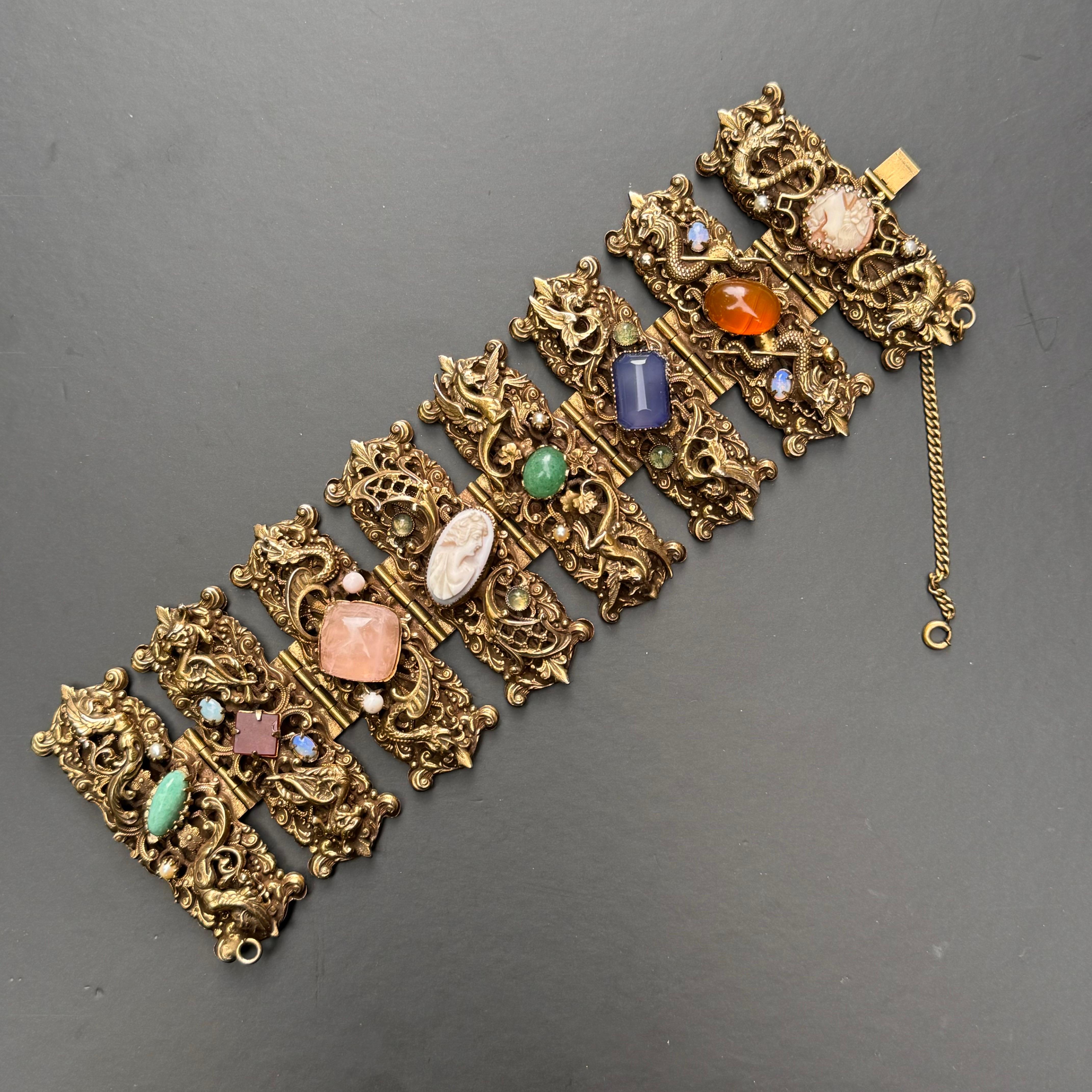 Assolutamente favoloso braccialetto vintage mitico egiziano - Questo pezzo unico è un capolavoro di artigianato, probabilmente risalente agli anni '50-'60, forse anche prima. Con dettagli intricati che ricordano i gioielli in stile ceco, questo