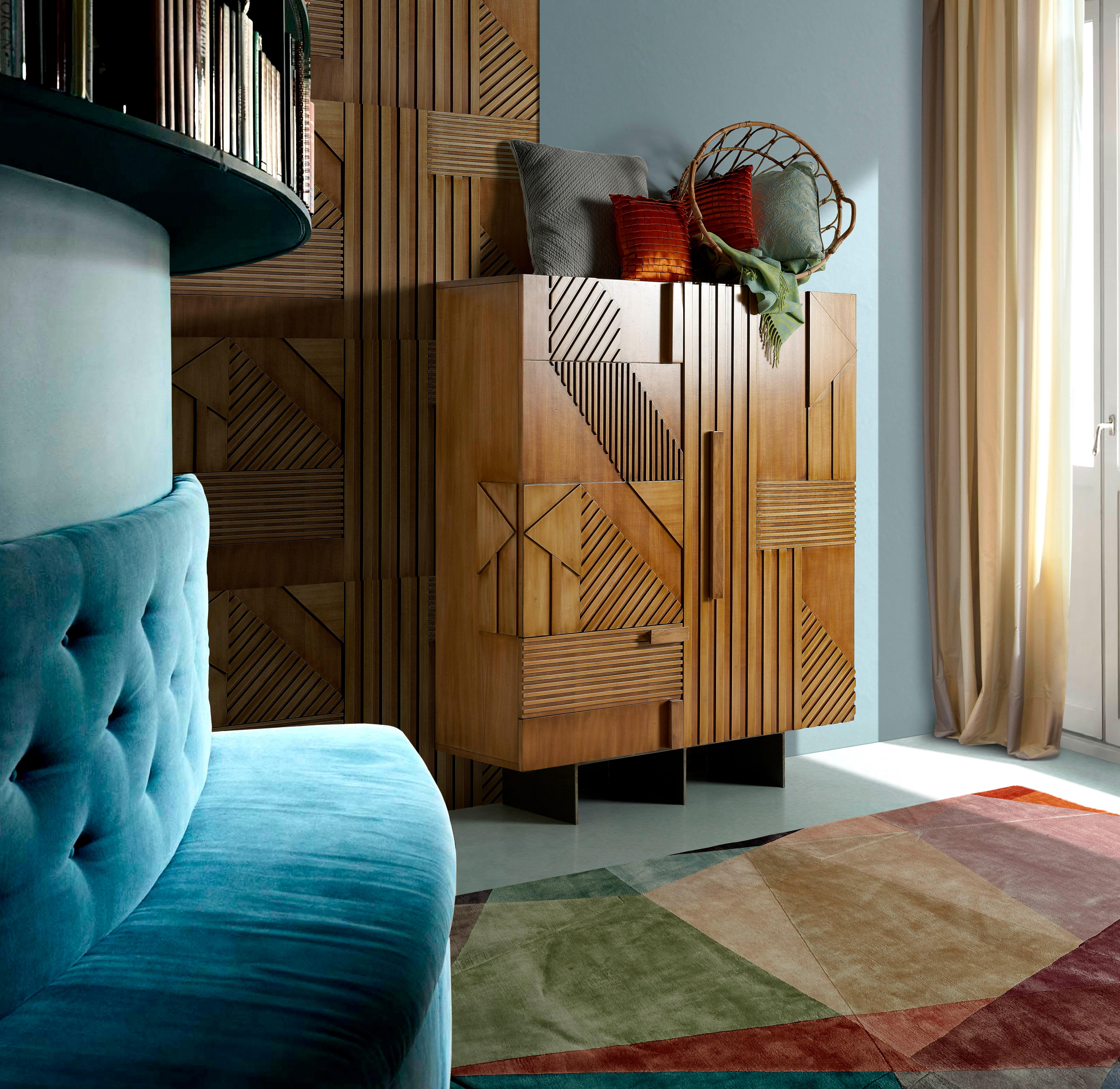 Mobiletto in legno Mytho di Lola Glamour
Dimensioni: D. 45 x L. 120 x H. 160 cm
Materiali: Wood.

Una scommessa sull'ingegno. Un insieme di pezzi di legno di diverso spessore scivola sulla sua superficie in un doppio effetto tridimensionale.
