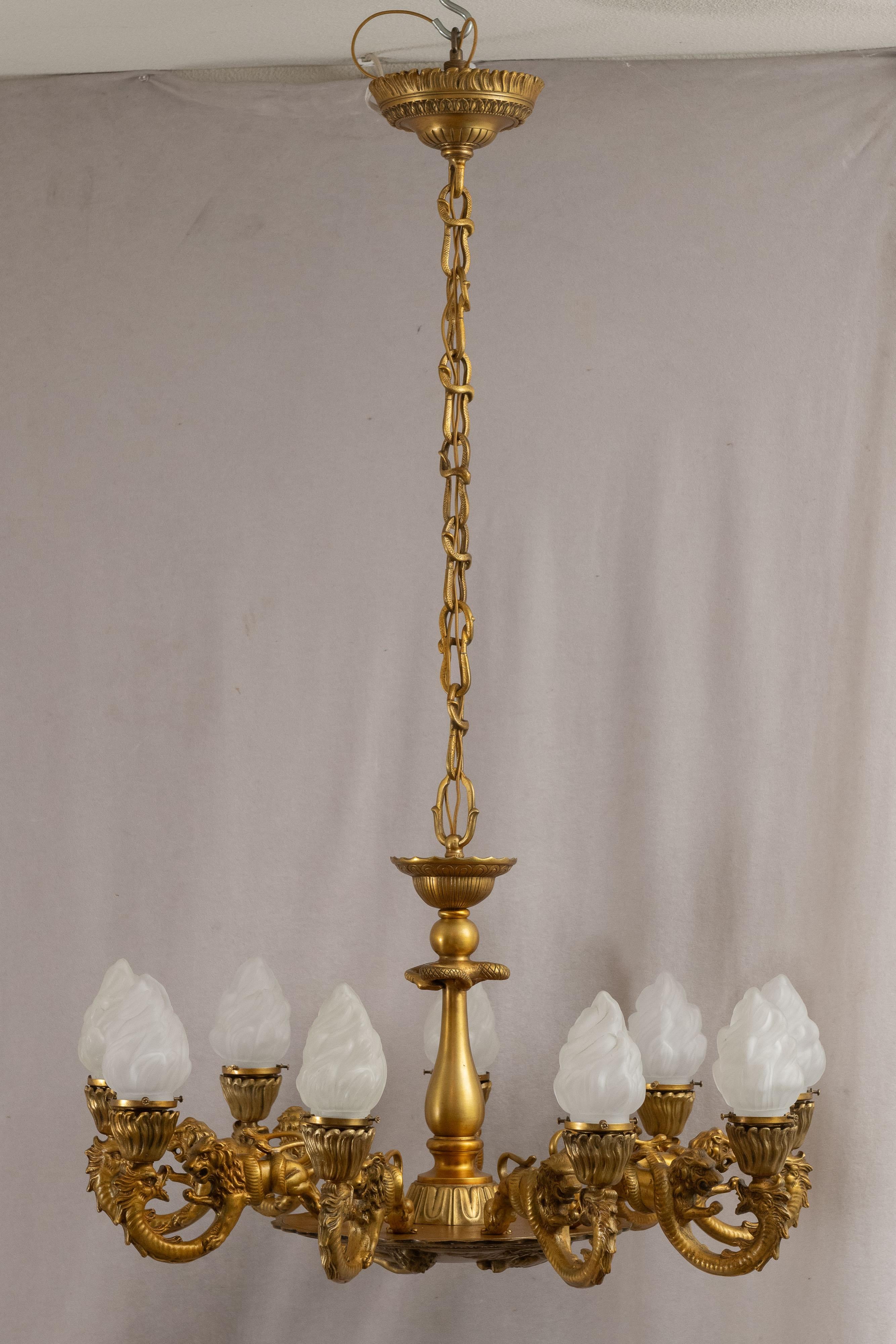 Lampadario a 9 bracci in bronzo dorato con leoni, gargoyle e prometeo, 1890 ca. in vendita 2