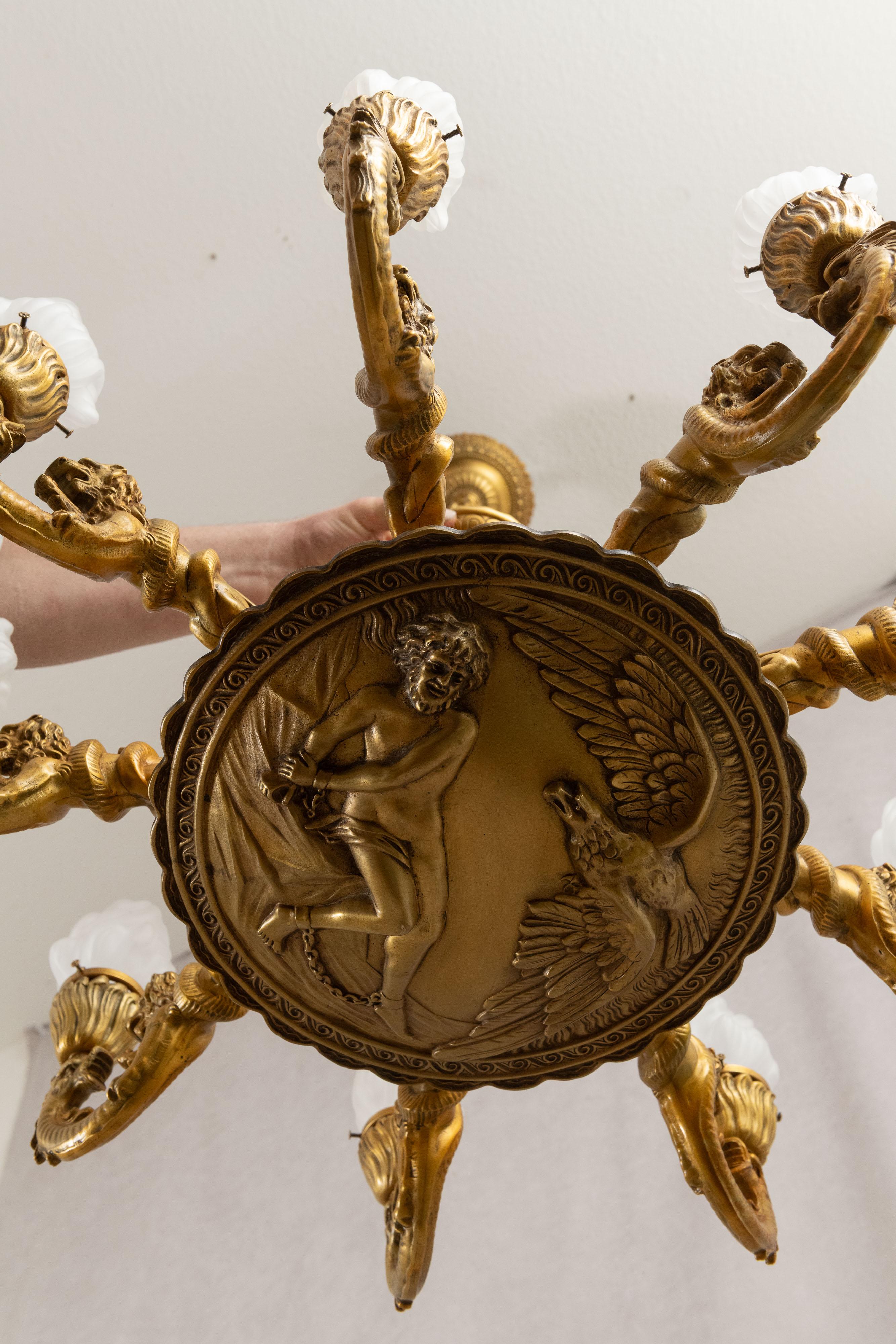 Lampadario a 9 bracci in bronzo dorato con leoni, gargoyle e prometeo, 1890 ca. in vendita 3