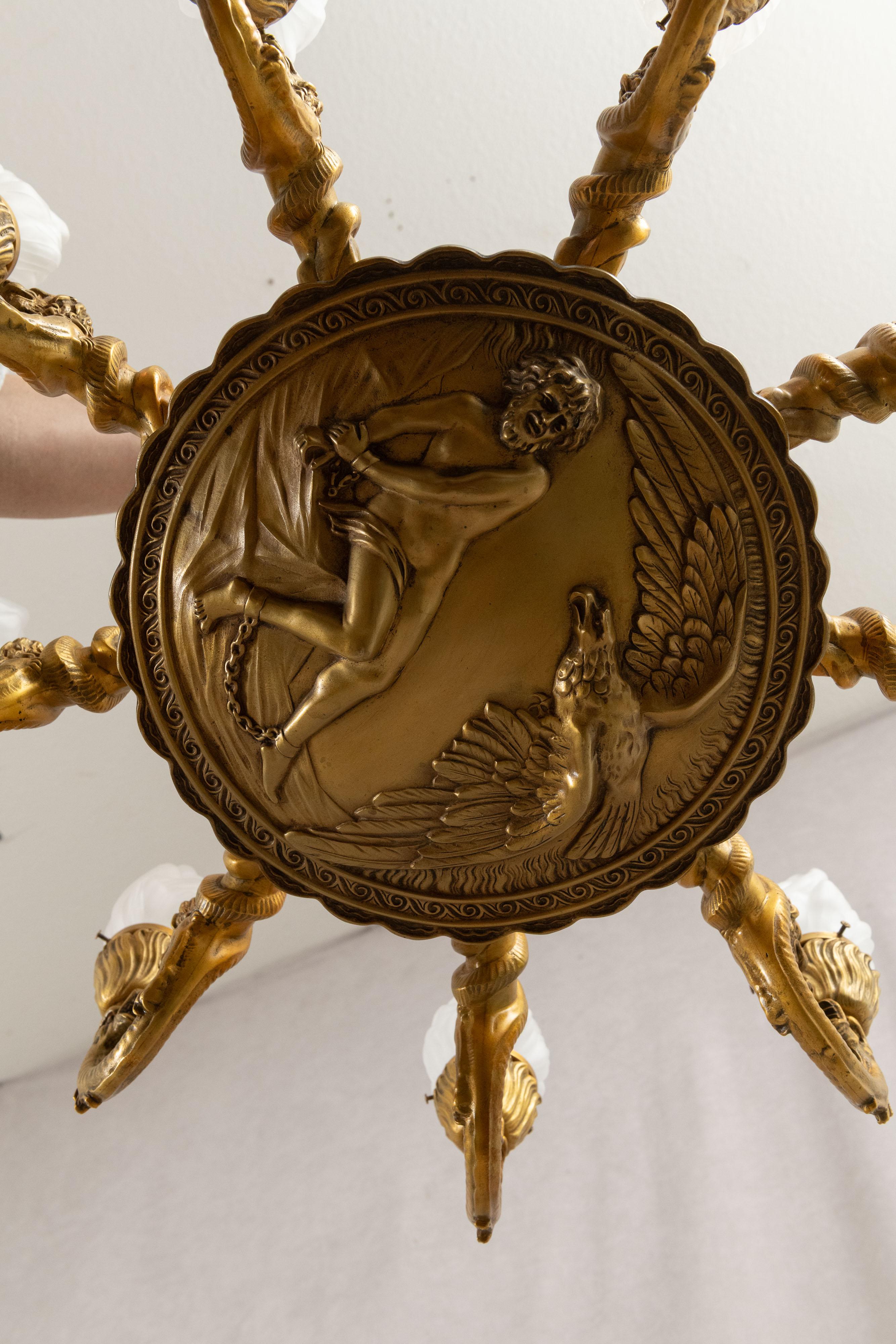 Lampadario a 9 bracci in bronzo dorato con leoni, gargoyle e prometeo, 1890 ca. in vendita 4