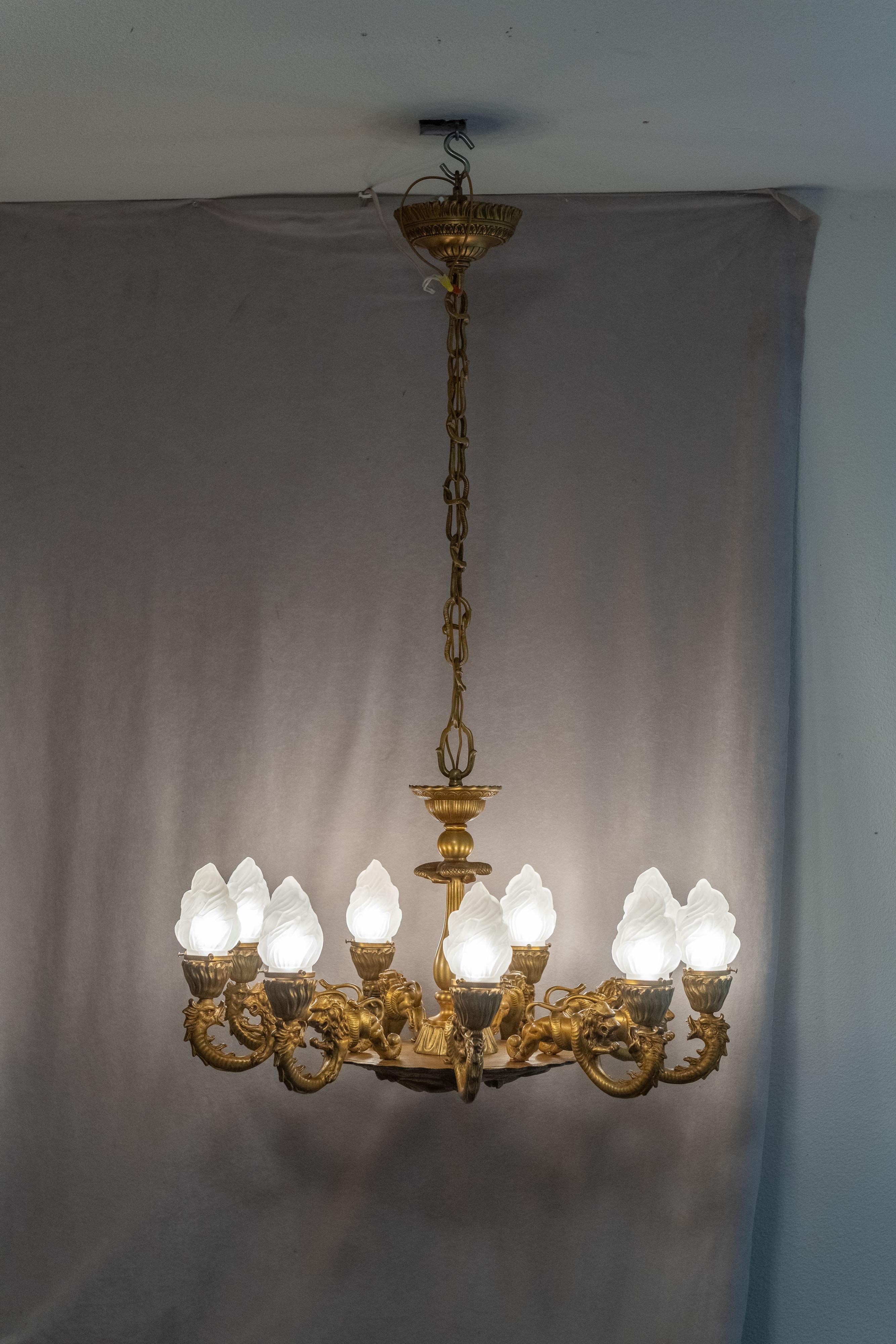  Questo eccezionale lampadario a 9 bracci in bronzo dorato è uno dei più belli che abbia mai offerto nei miei oltre 40 anni di vendita di illuminazione antica. Le braccia sono composte da leoni e gargoyle e sono fuse finemente come una statua di