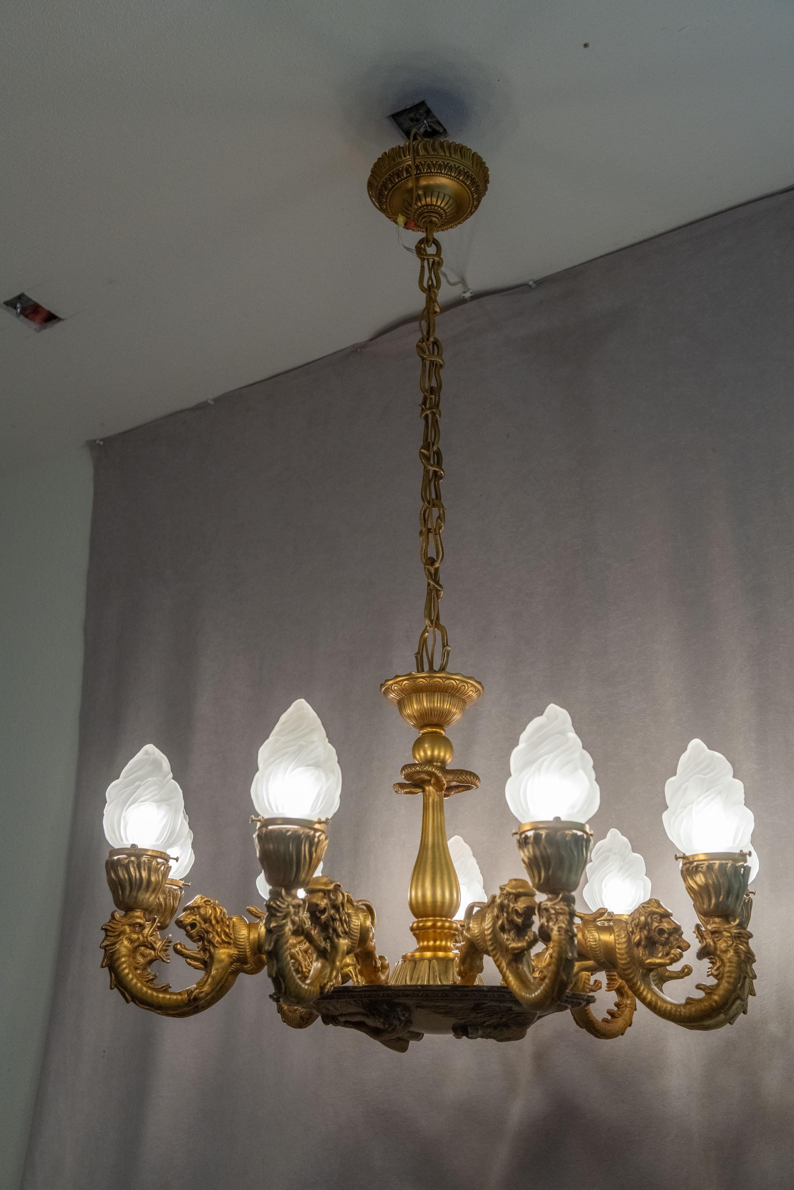 Tardo vittoriano Lampadario a 9 bracci in bronzo dorato con leoni, gargoyle e prometeo, 1890 ca. in vendita