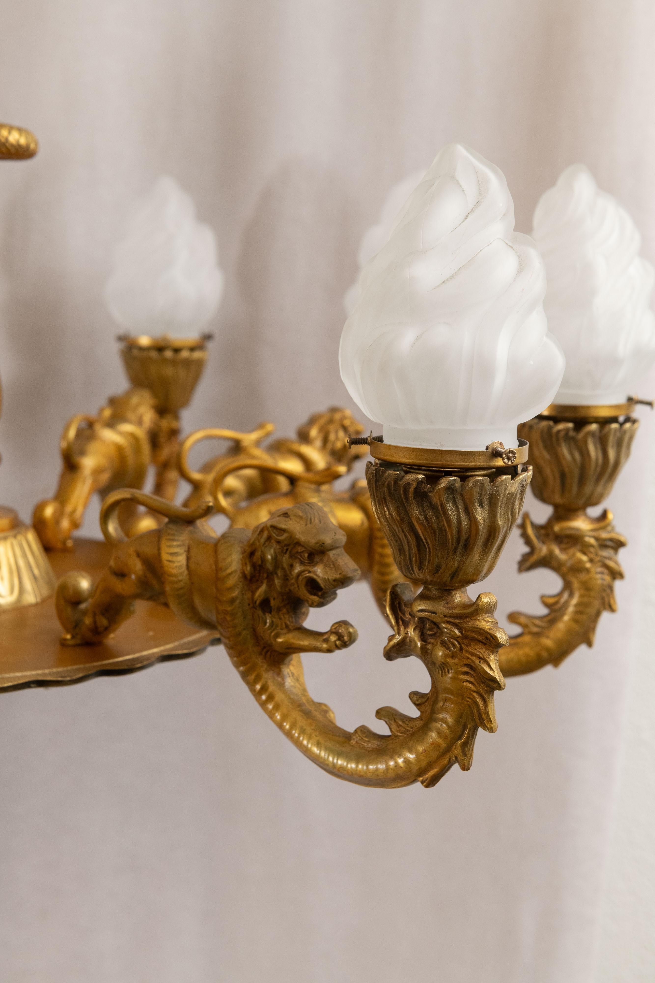Lampadario a 9 bracci in bronzo dorato con leoni, gargoyle e prometeo, 1890 ca. In condizioni ottime in vendita a Petaluma, CA