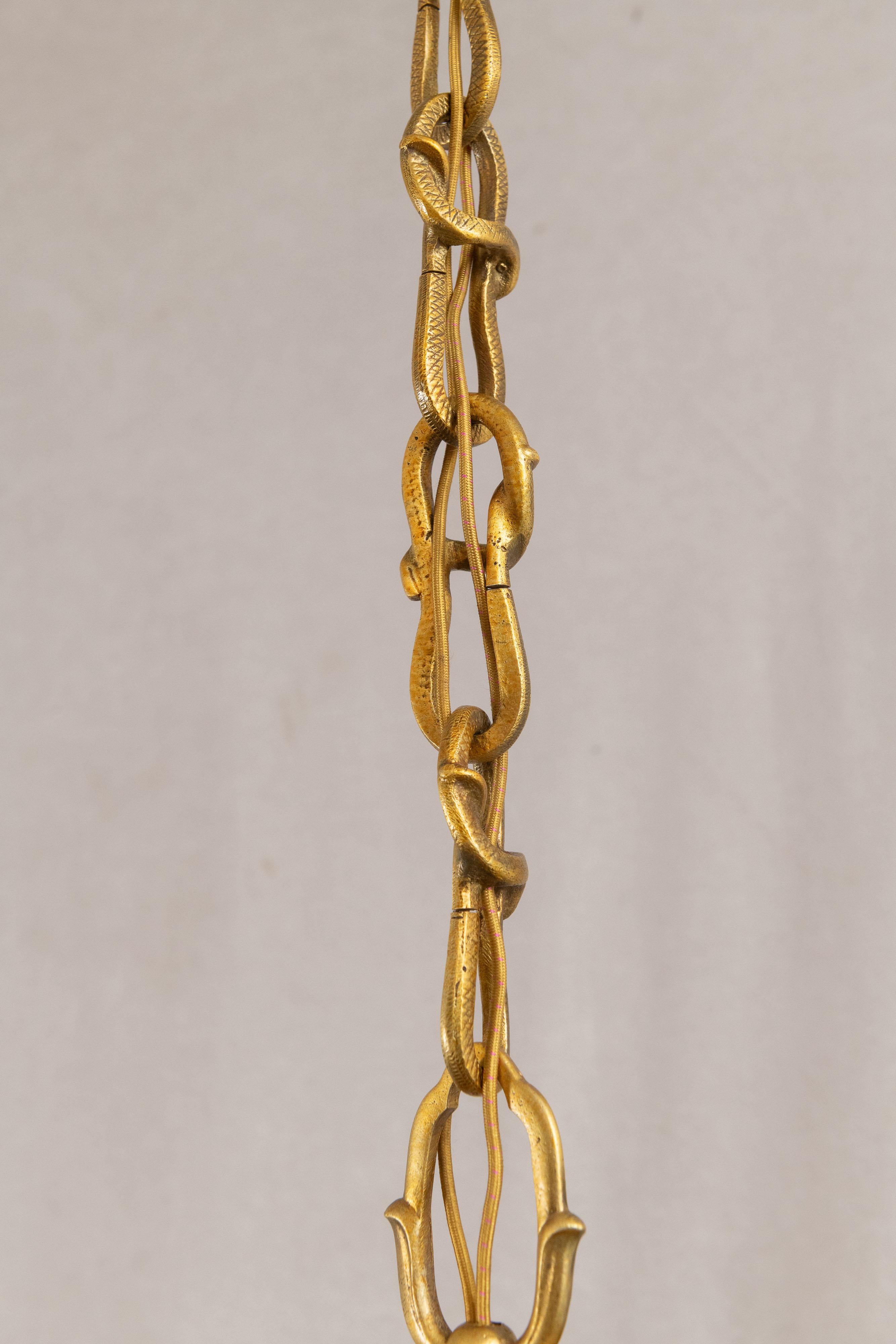 Fine XIX secolo Lampadario a 9 bracci in bronzo dorato con leoni, gargoyle e prometeo, 1890 ca. in vendita