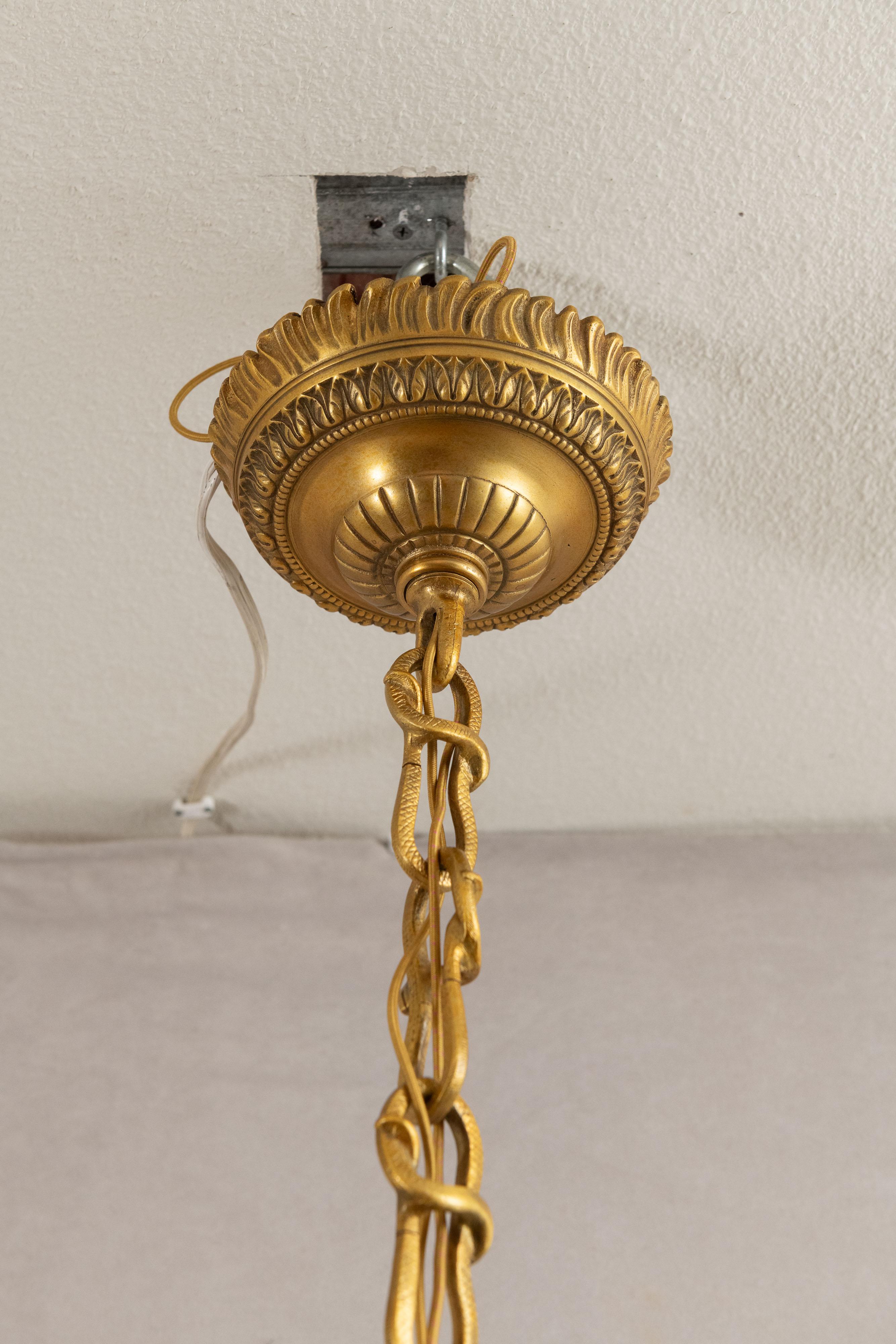 Lampadario a 9 bracci in bronzo dorato con leoni, gargoyle e prometeo, 1890 ca. in vendita 1