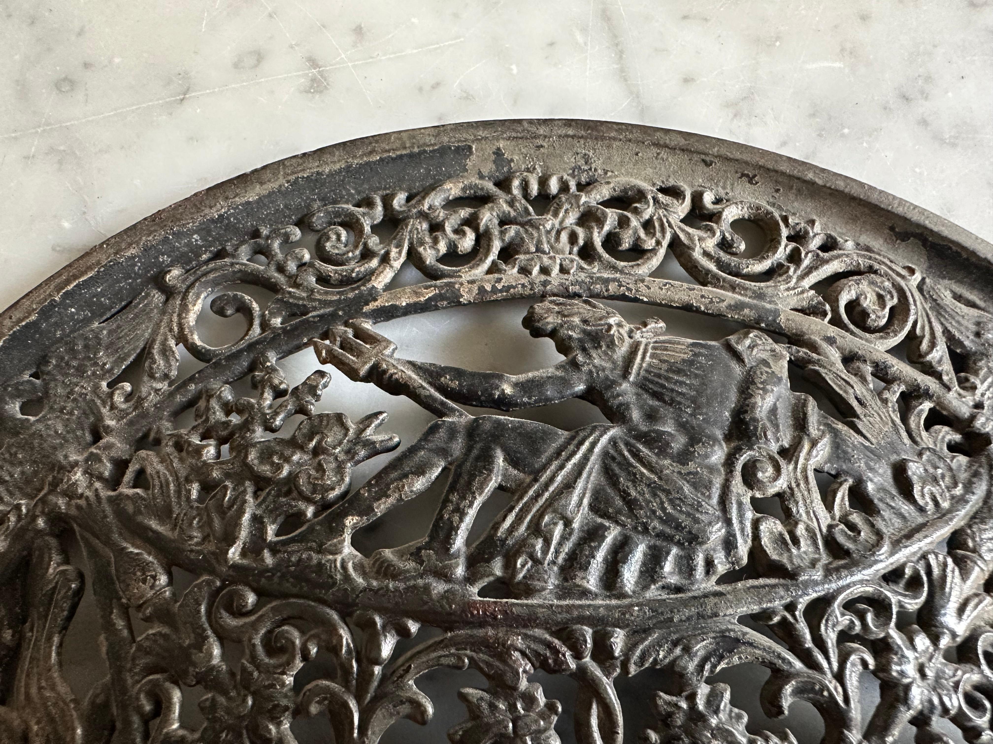 Mythologische Schale aus Gusseisen mit durchbrochenem Design - Historismus-Epoche im Angebot 3