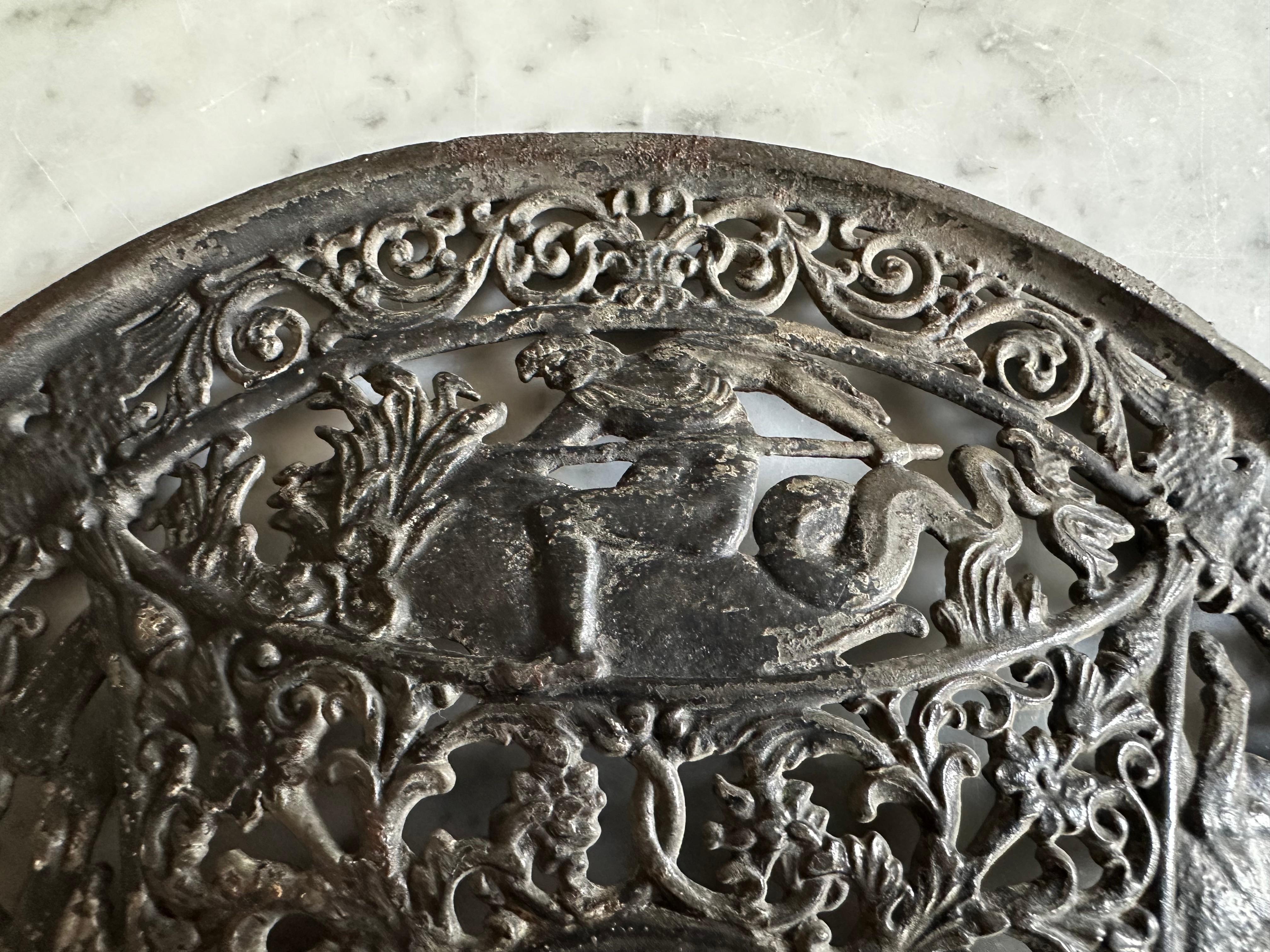 Mythologische Schale aus Gusseisen mit durchbrochenem Design - Historismus-Epoche im Angebot 5