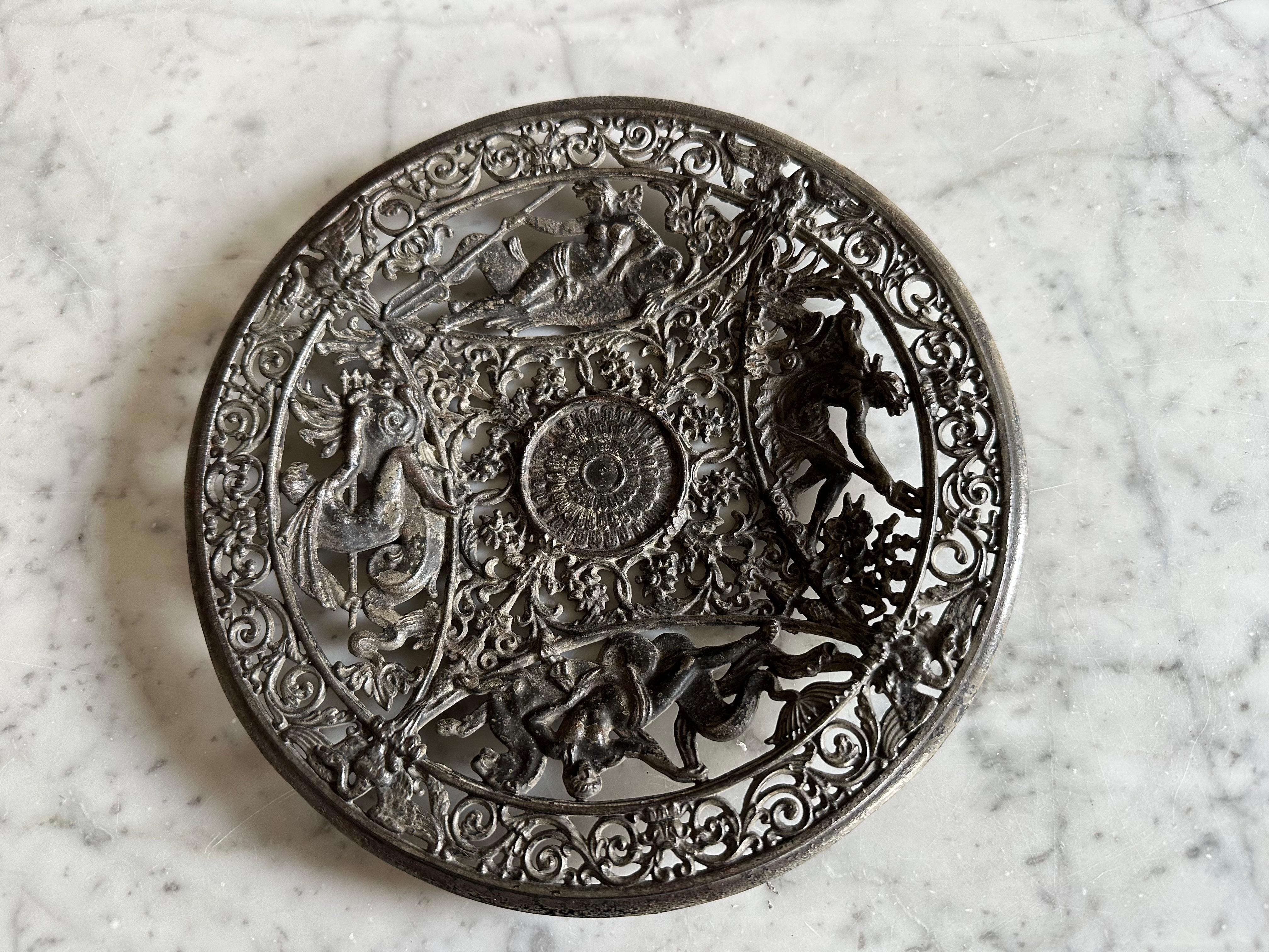 Diese kleine, aber detailreiche Gusseisenschüssel ist ein schönes Beispiel für den Historismus des 19. Jahrhunderts, eine Designbewegung, die für ihre eklektische Wiederbelebung früherer Stile bekannt ist. Die Schale weist ein kompliziertes