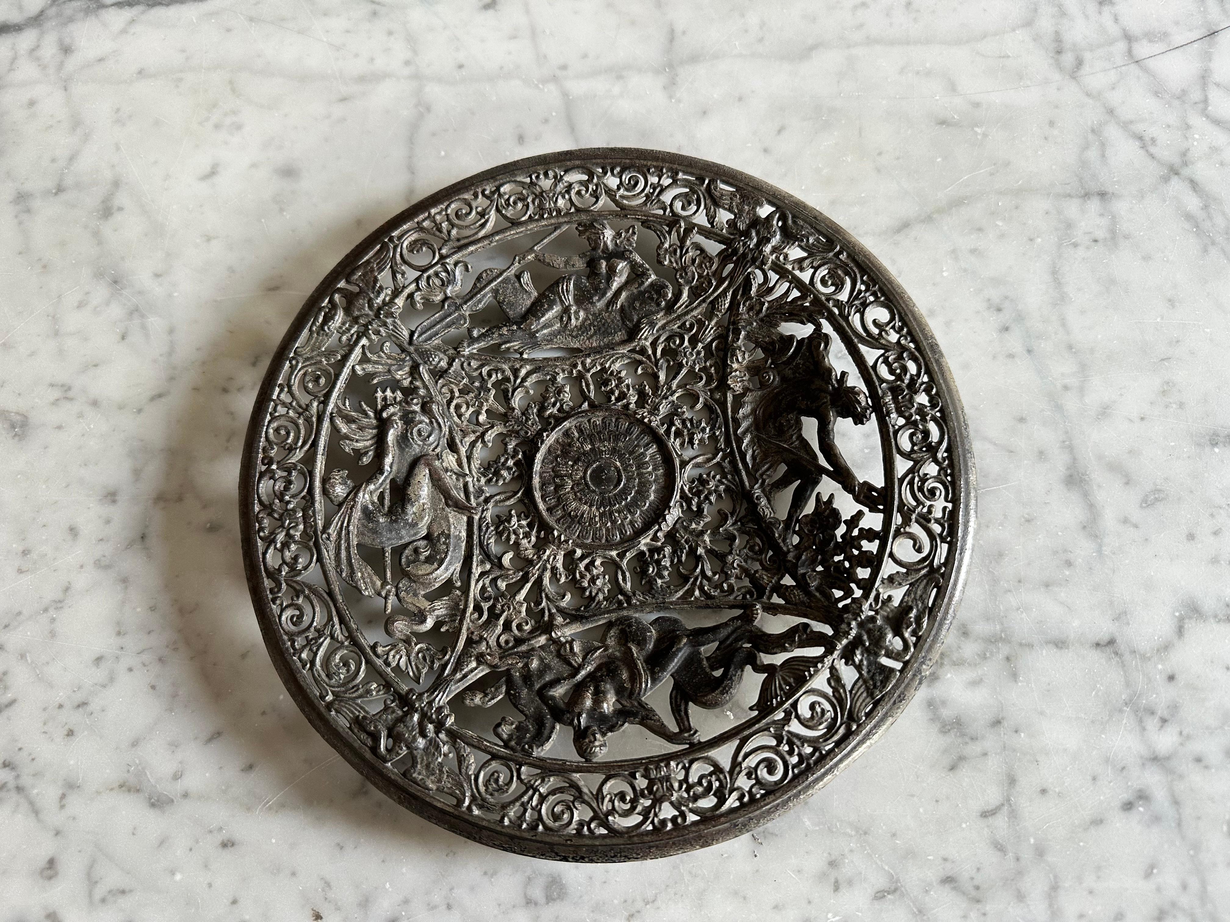 Mythologische Schale aus Gusseisen mit durchbrochenem Design - Historismus-Epoche (Belle Époque) im Angebot