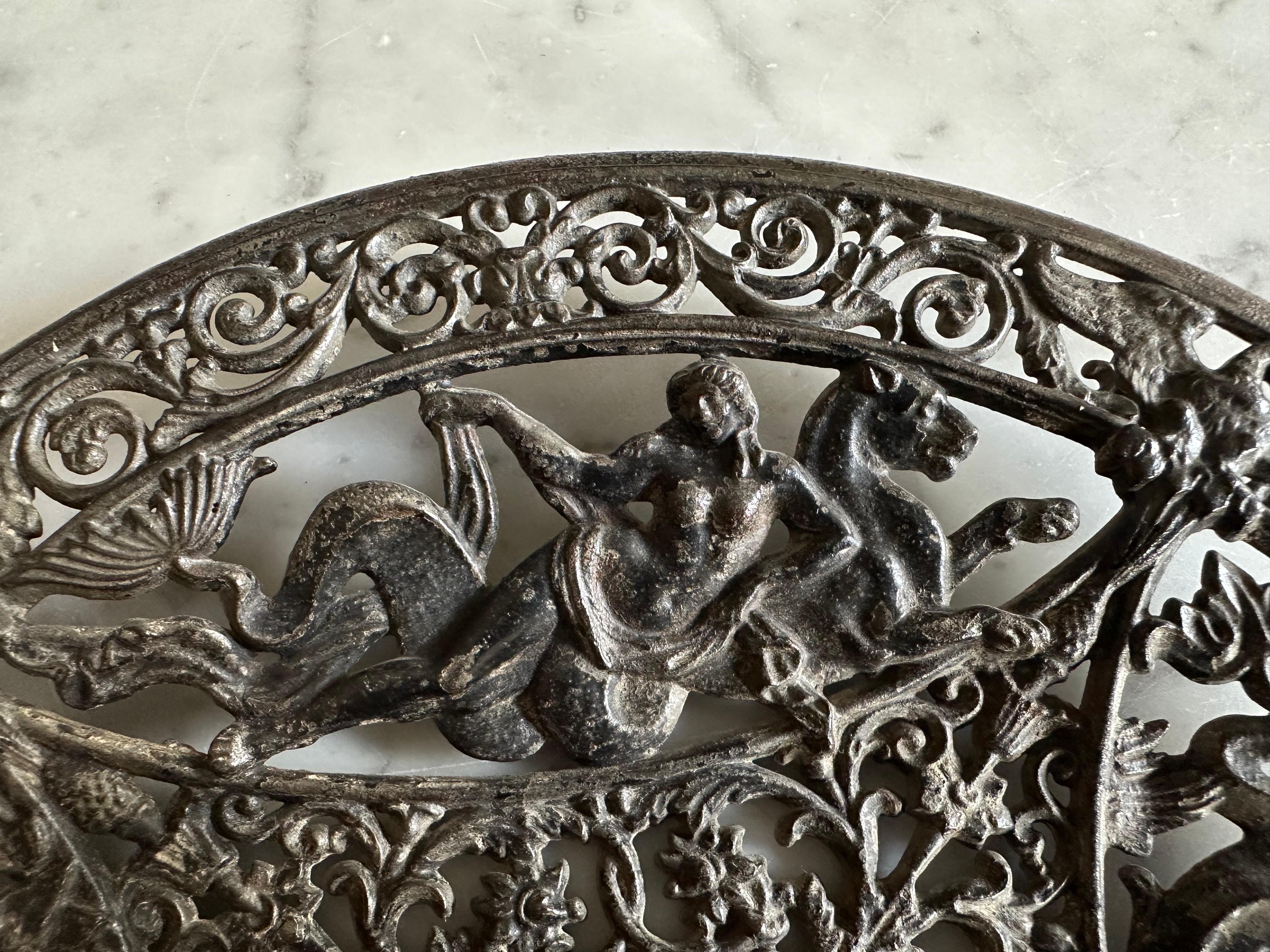 Mythologische Schale aus Gusseisen mit durchbrochenem Design - Historismus-Epoche im Zustand „Gut“ im Angebot in Hamburg, DE