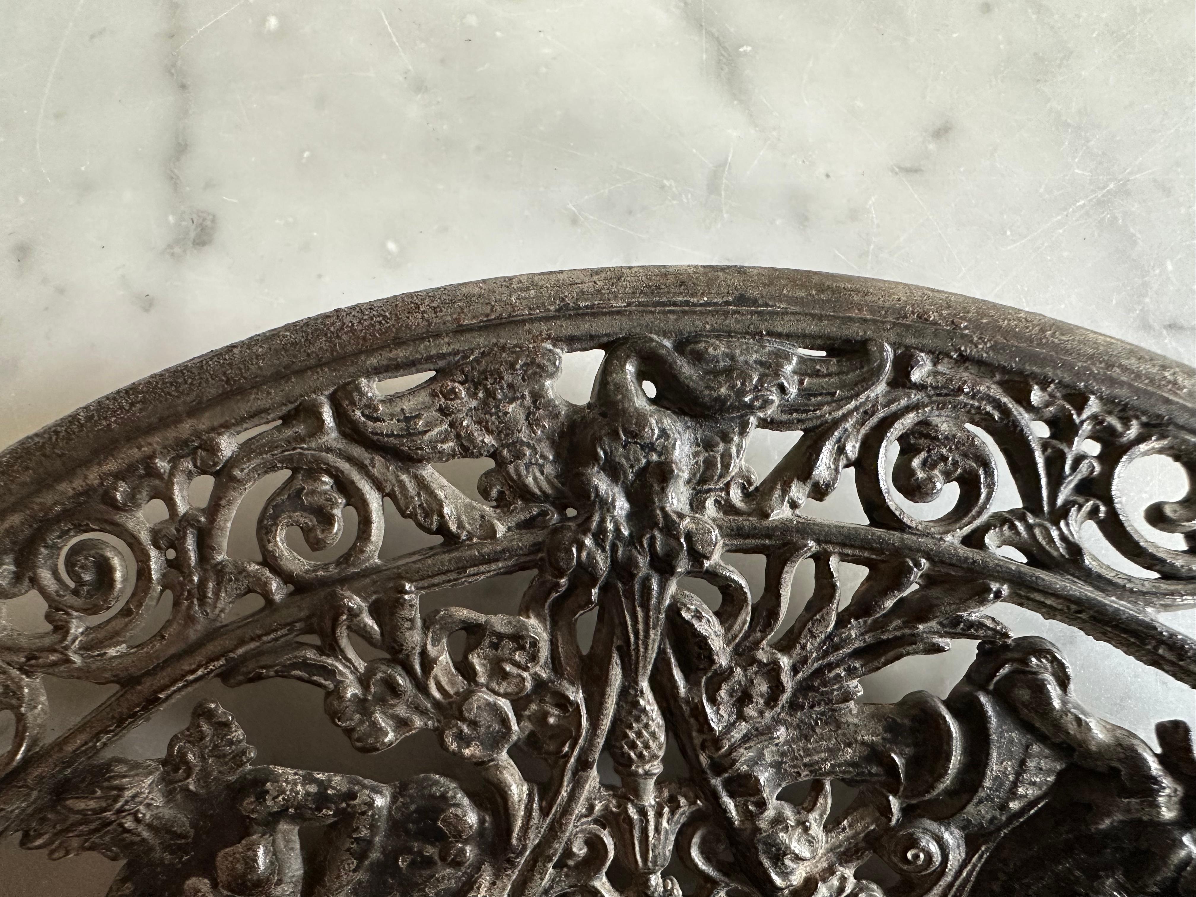 Mythologische Schale aus Gusseisen mit durchbrochenem Design - Historismus-Epoche (Eisen) im Angebot