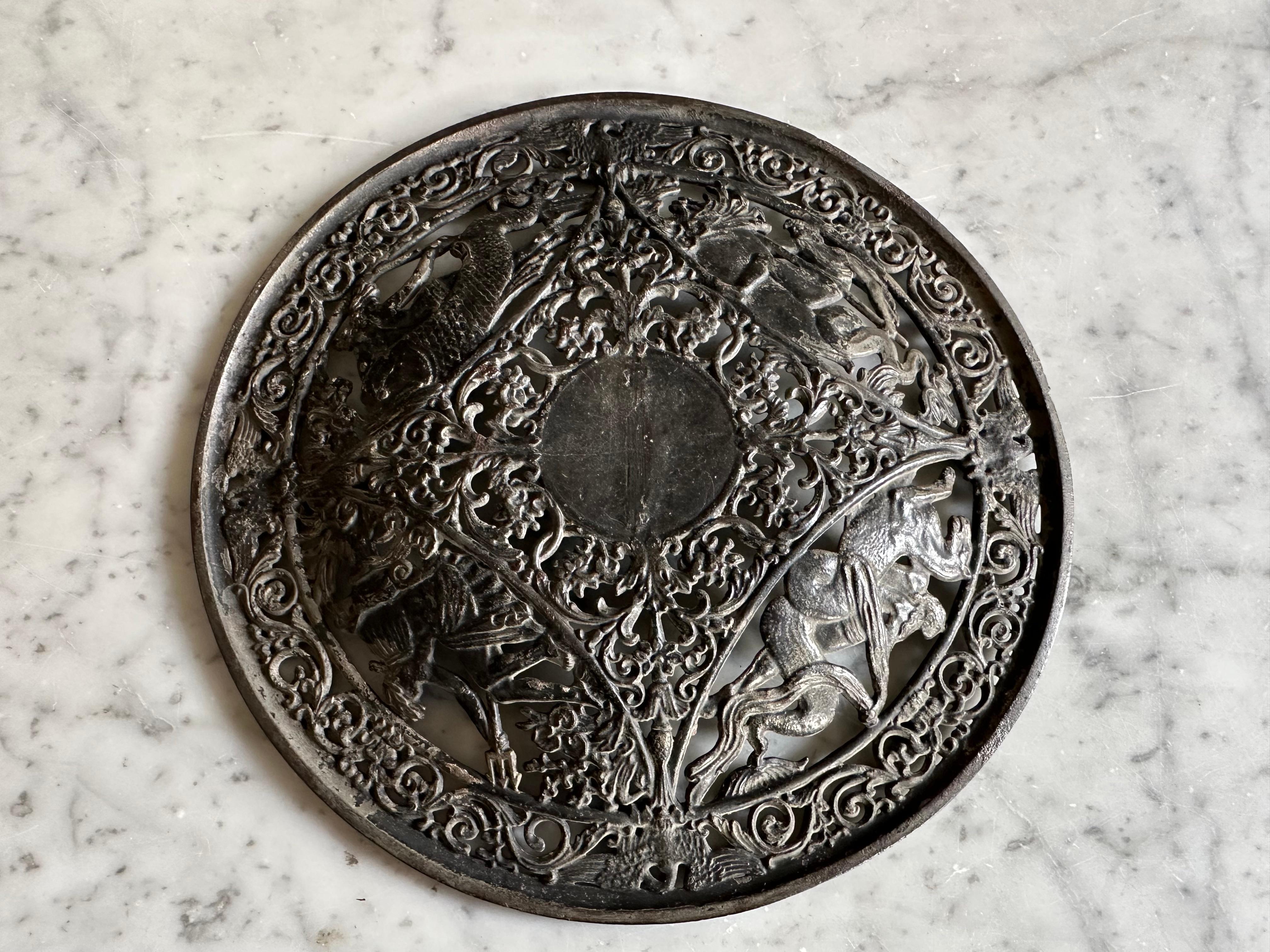 Mythologische Schale aus Gusseisen mit durchbrochenem Design - Historismus-Epoche im Angebot 1