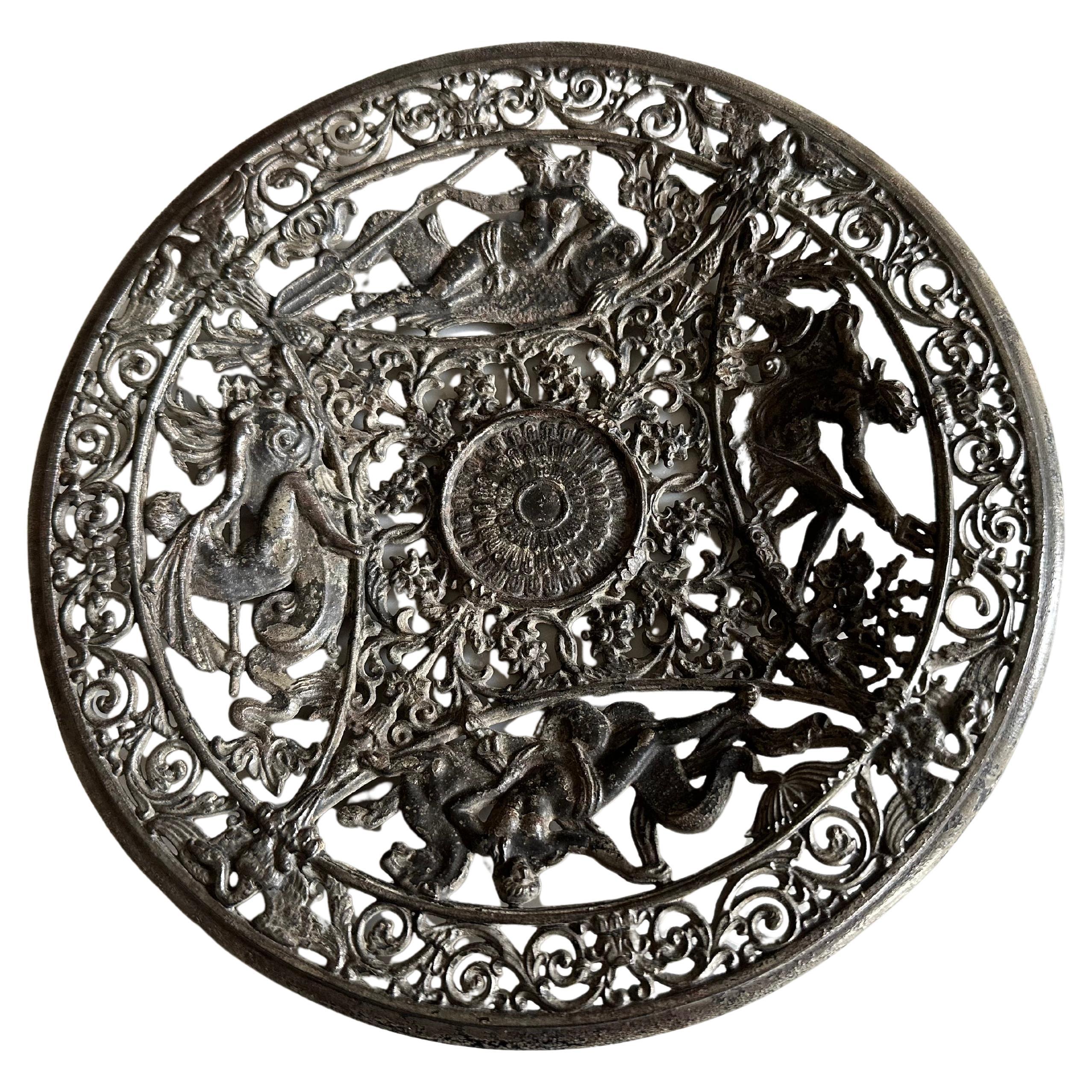 Mythologische Schale aus Gusseisen mit durchbrochenem Design - Historismus-Epoche im Angebot