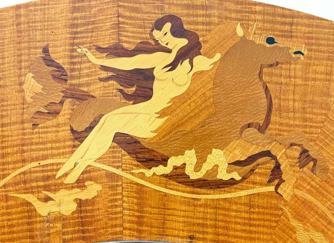 Miroir Art Déco « Scènes mythologiques » avec incrustation de bois avec Triton, Europa, Orphée Excellent état - En vente à Philadelphia, PA