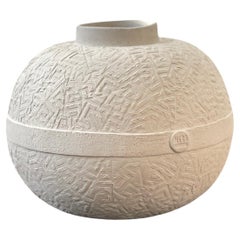 Mythos Round Vessel #1 by Meru Istanbul, Contemporary Ceramic Home Decor (Vase rond Mythos #1 par Meru Istanbul, décoration d'intérieur contemporaine en céramique) 