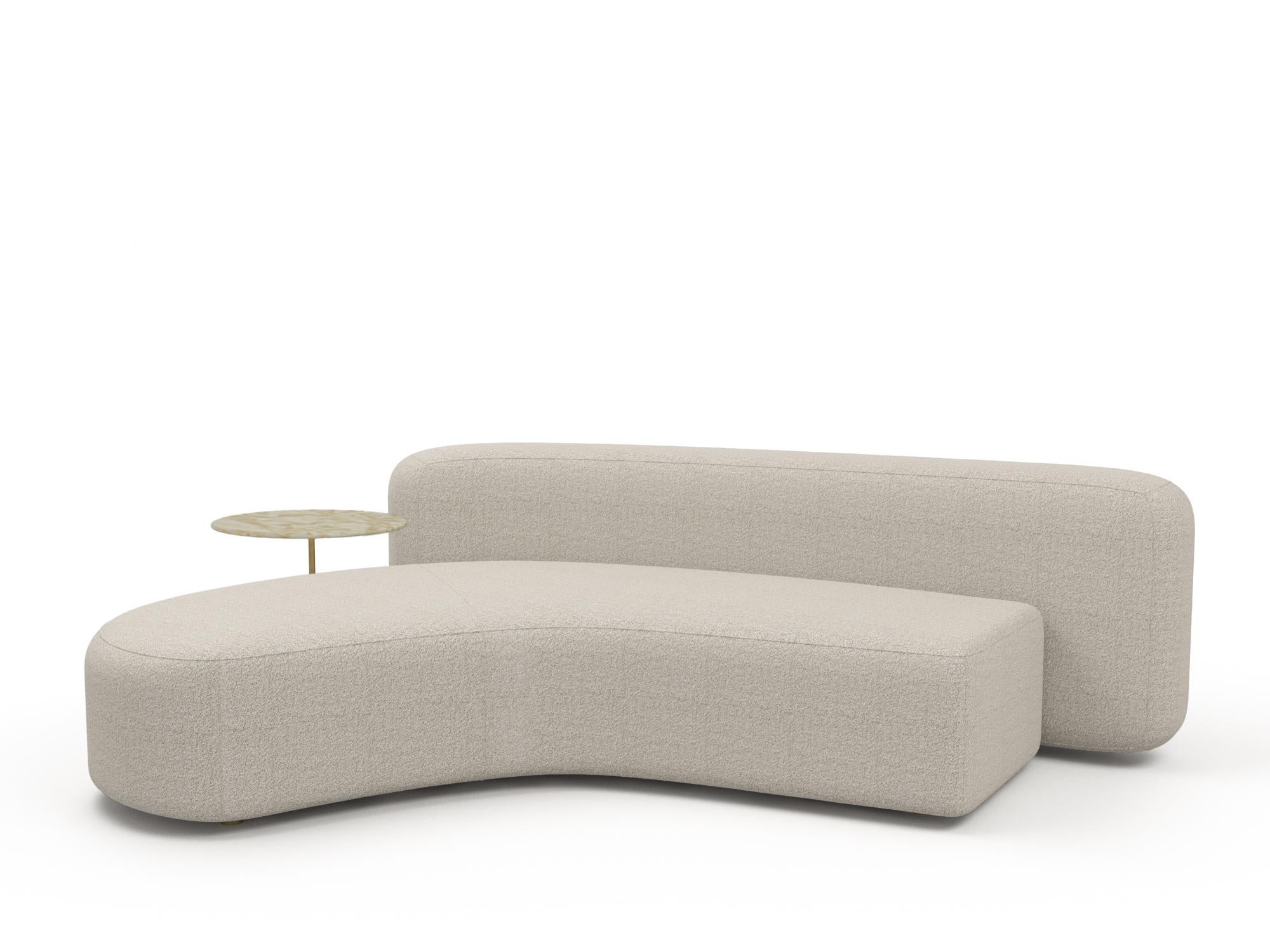 Mythos Sektionssofa von Marioni
Abmessungen: B 227 x T 185 x H 75 cm. 
MATERIALIEN: Polstermaterial: Tessuto/Stoff 8,50 Mt. Pelle/Leder 12,50 Mq.
Produkt-Code: I0330

Reine Formen und Linien, ein unabhängiges Sofa, das sich je nach den funktionellen