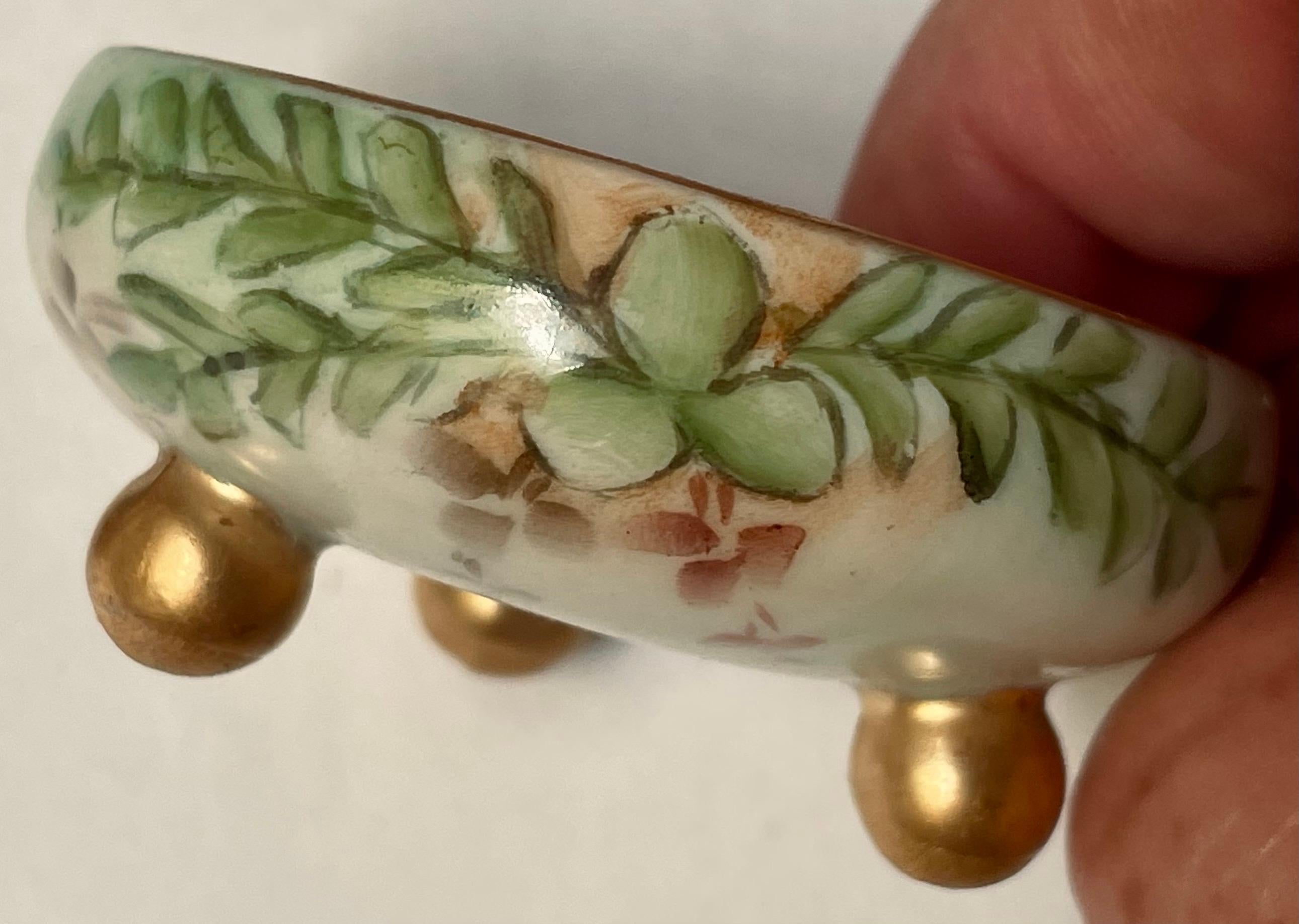 Voici un ensemble de petits plats adorables et sucrés qui conviennent parfaitement aux sels individuels, aux noix ou à la menthe et qui rehausseront et égayeront une table élégante ou s'ajouteront à une belle collection. Ils présentent un joli motif