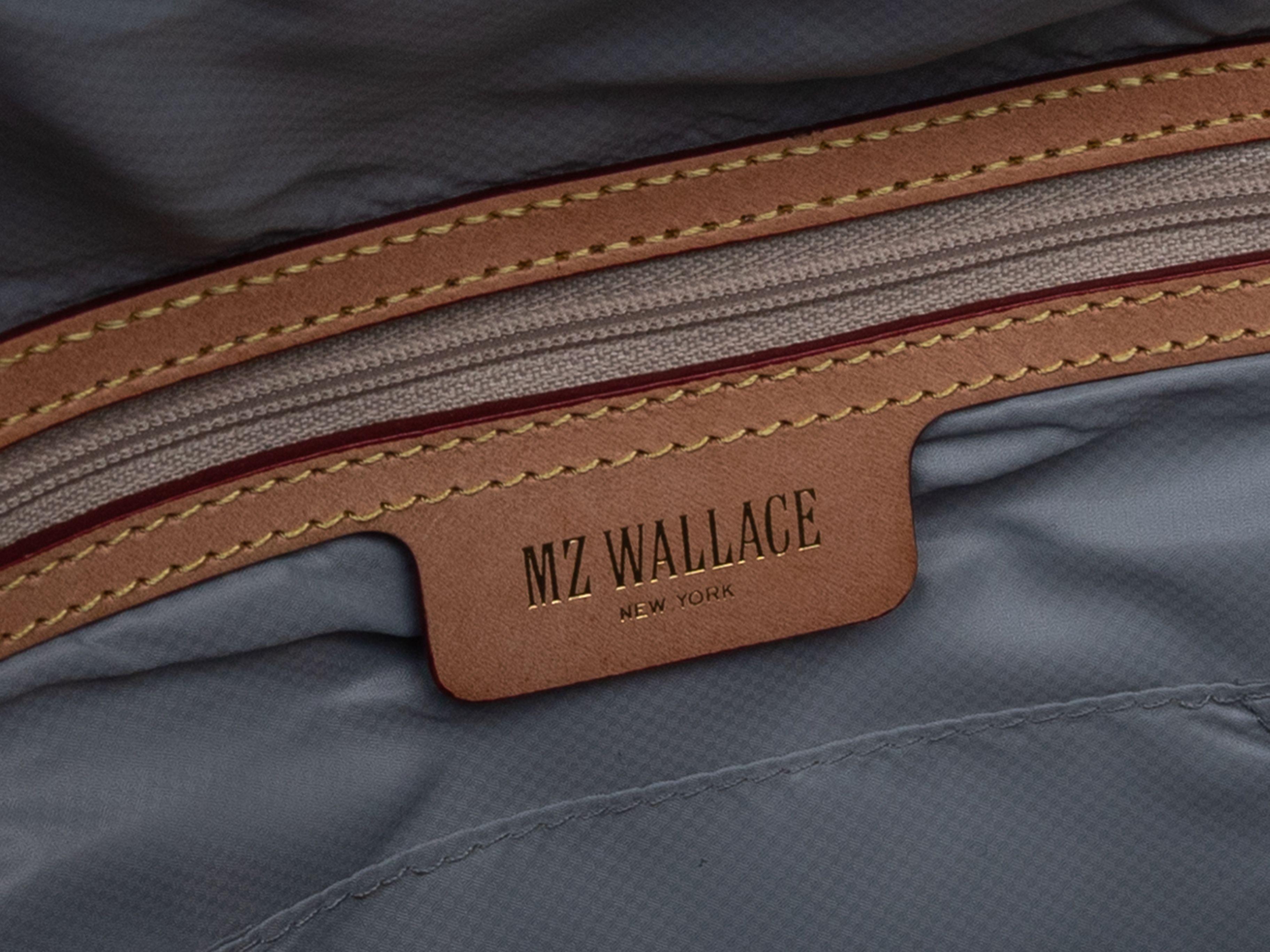 Einzelheiten zum Produkt: Grauer MZ Wallace gesteppter Mini-Rucksack. Der Rucksack besteht aus Nylon:: hat einen flachen Griff:: zwei verstellbare Schultergurte:: eine Außentasche mit Reißverschluss und einen Reißverschluss an der Oberseite. 12