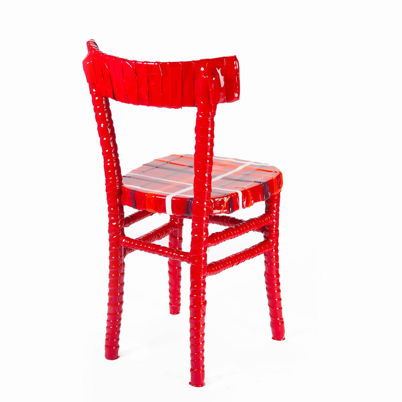 Als Teil der One-Off-Kollektion von Paola Navona ist dieser upgecycelte Stuhl ein einzigartiges Stück. Der verlassene Holzstuhl wurde mit einer leuchtend roten Harzbeschichtung, die von den Handwerkern der Corsi Design Factory fachmännisch
