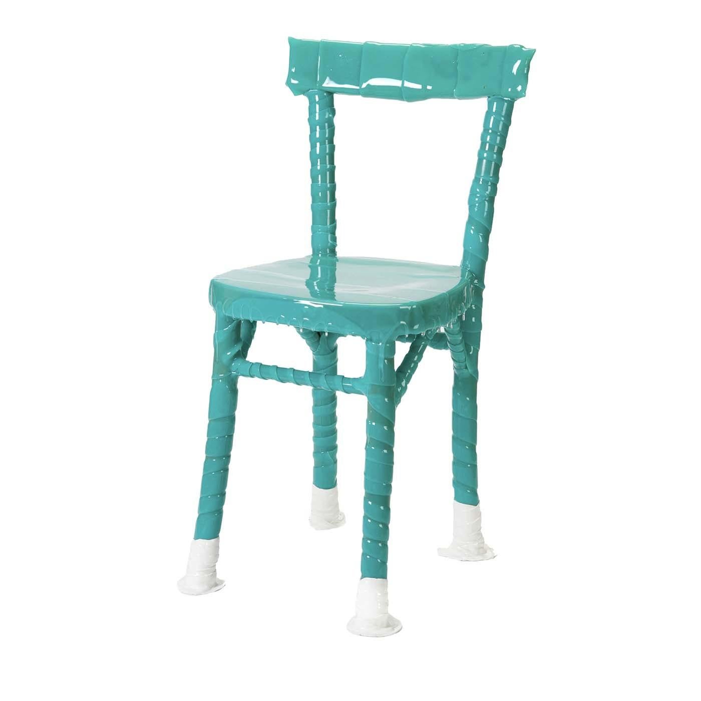 La collection One-Off fait partie du projet upcycling : des chaises oubliées, ignorées ou gisant quelque part, sont redécouvertes après avoir été enveloppées dans des bandages en résine par des artisans experts. Chaque chaise est très spéciale, avec