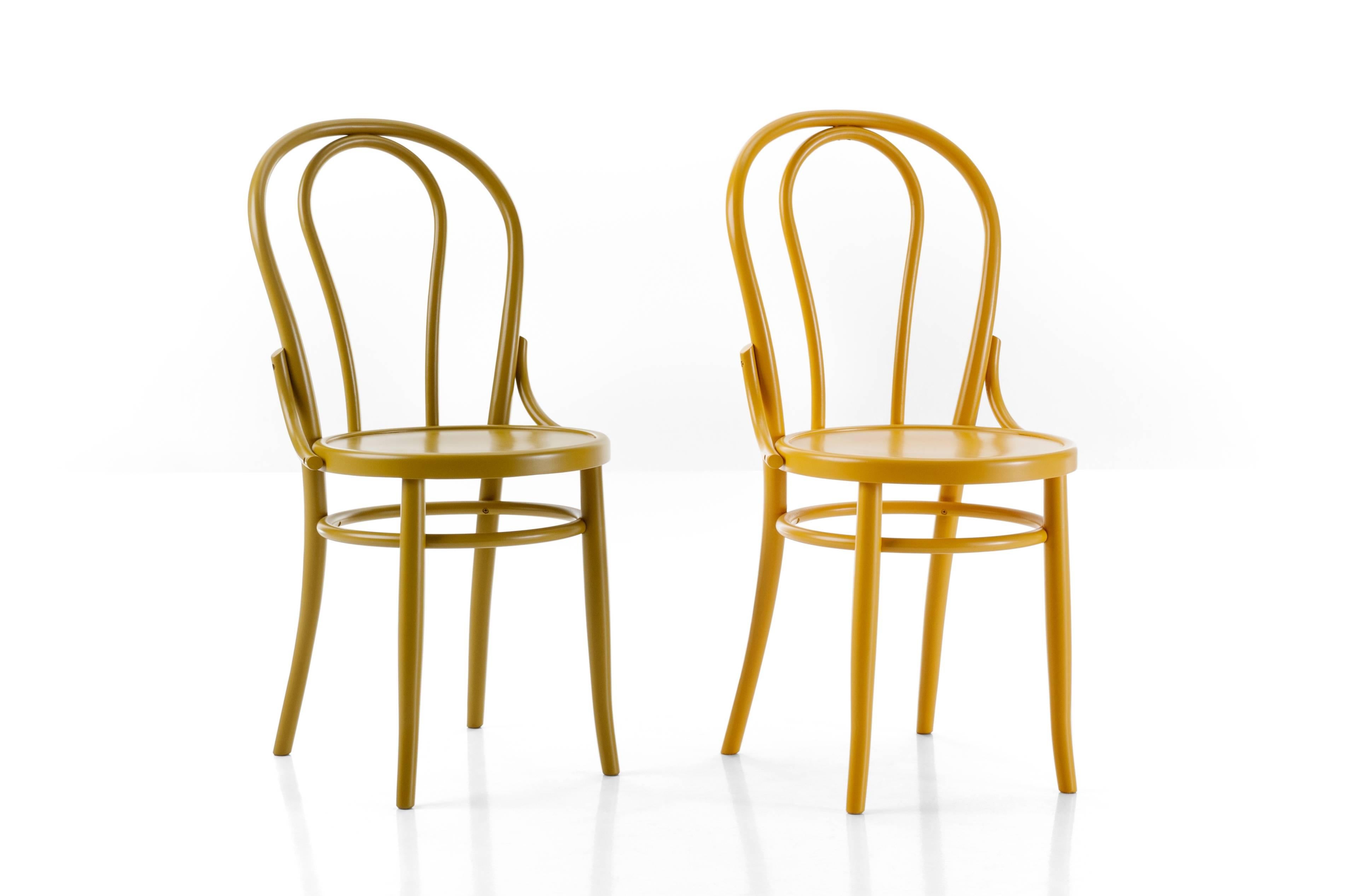 A great Classic that made the history of this brand. Conceived by the company during the second half of the 19th century to meet the precise needs of practicality, the n°18 is one of the most popular bistro chairs worldwide. The bent element that