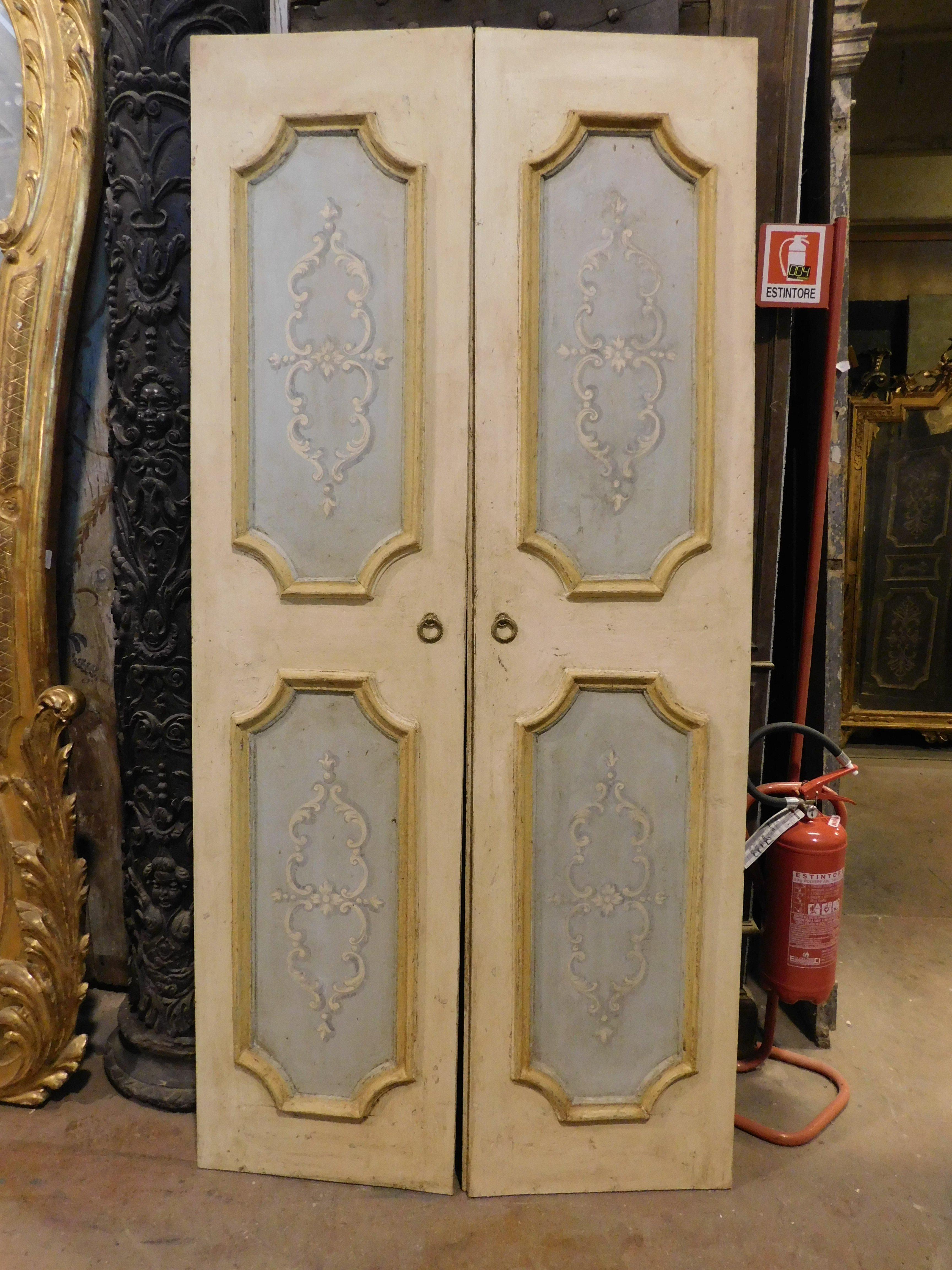 N.2 porte doppie in legno laccato e dipinto, ciascuna a due ante, con pannelli intagliati e dipinti.
Originale del 18° secolo, proveniente dall'Italia, Retro anche laccato e dipinto.
1. Misure cm L 105 x H 220
2. Misure cm L 105 x H 204