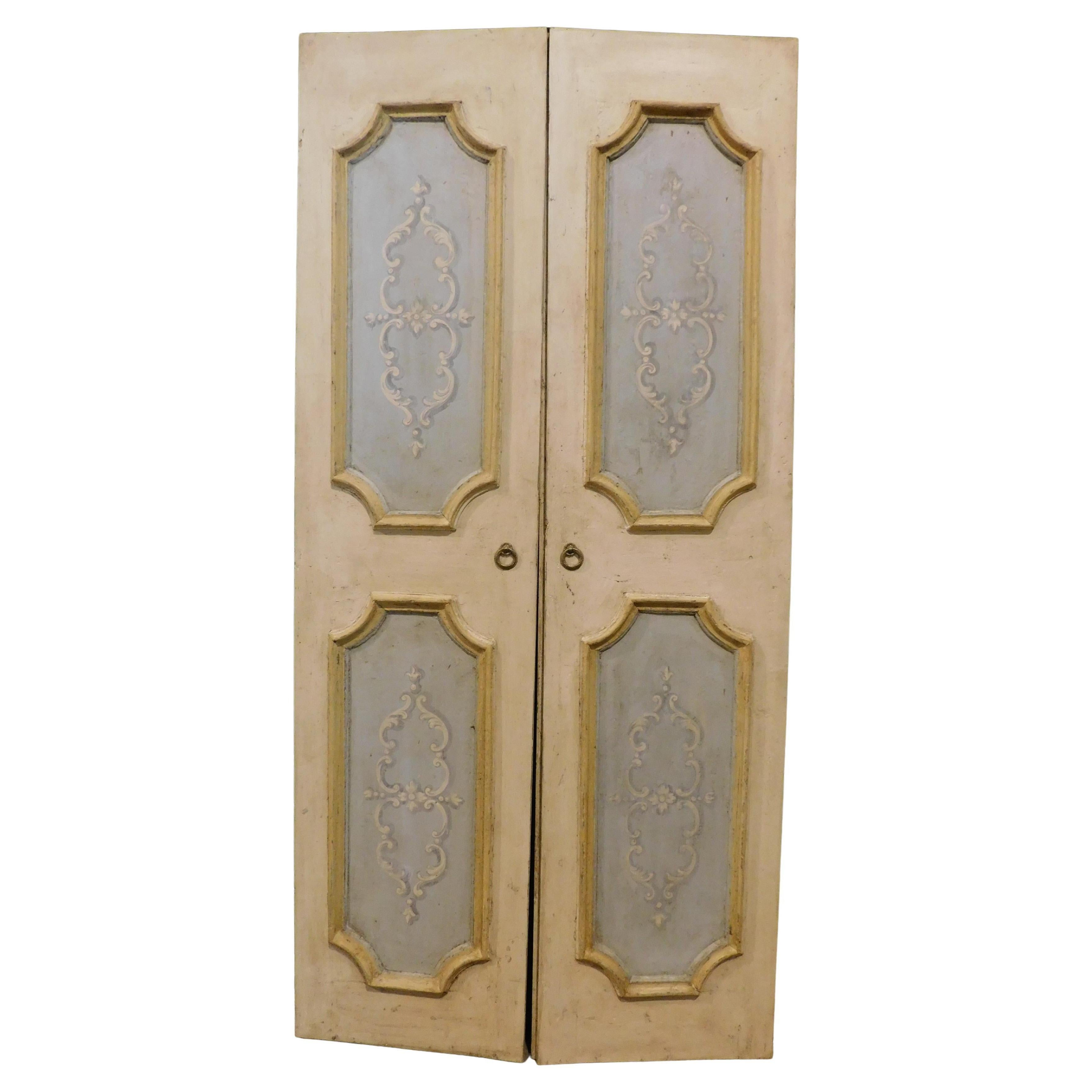 N. 2 porte doppie in legno laccato e dipinto, a due ante, Italia