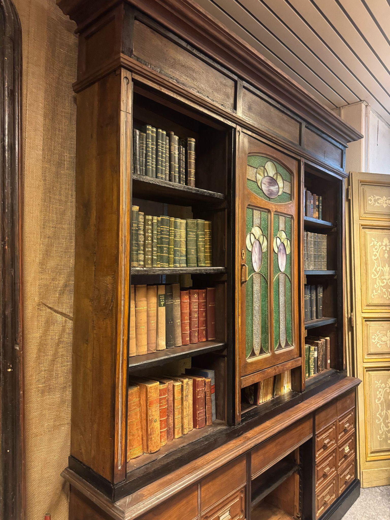 N. 3 librerie art déco, simili tra loro, in legno con profili neri, Italia in vendita 4