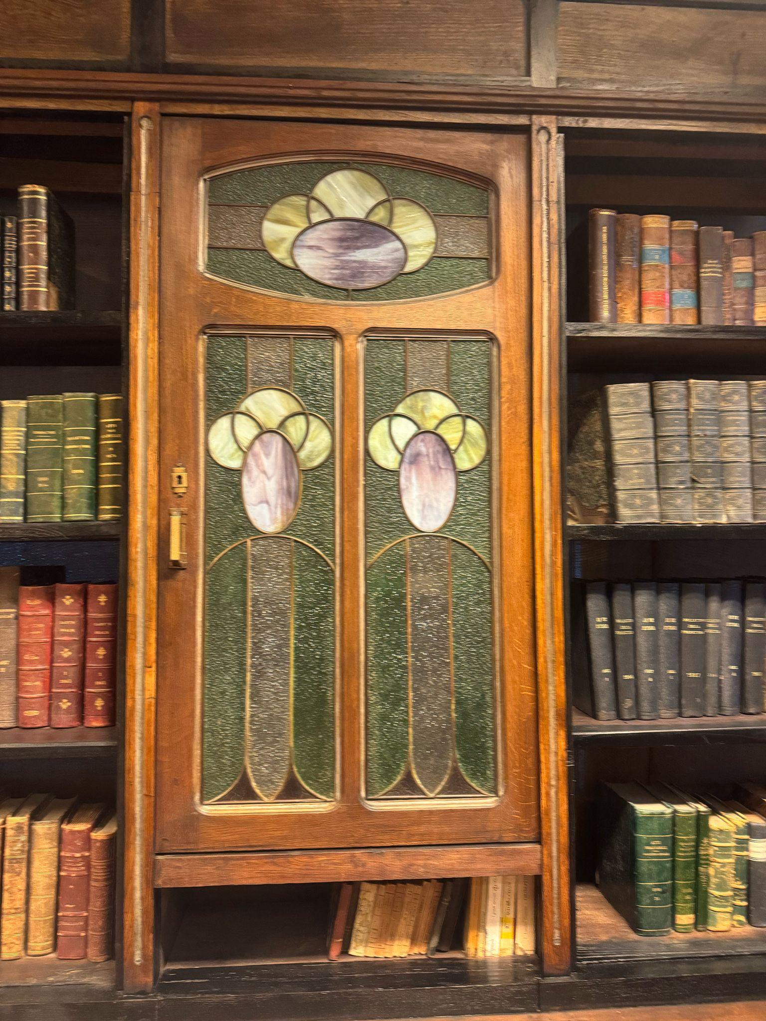N. 3 librerie art déco, simili tra loro, in legno con profili neri, Italia in vendita 5