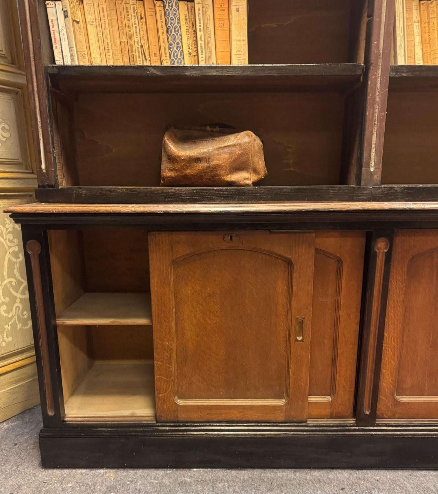 N. 3 librerie art déco, Librerie simili ma non identiche, provengono dalla stessa casa, sono costruite in rovere massiccio, decorate con profili neri.
Hanno uno scaffale con ripiani e una libreria ha un'anta in vetro colorato, due hanno una base con