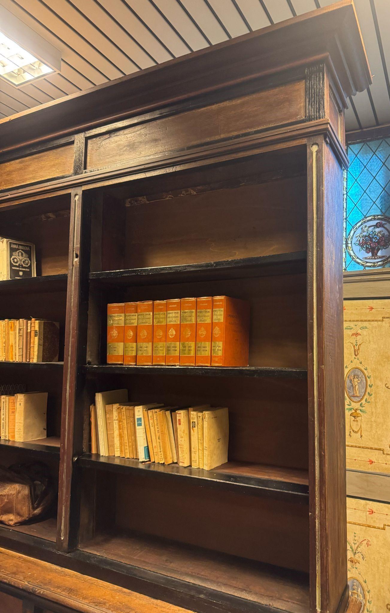 Italiano N. 3 librerie art déco, simili tra loro, in legno con profili neri, Italia in vendita