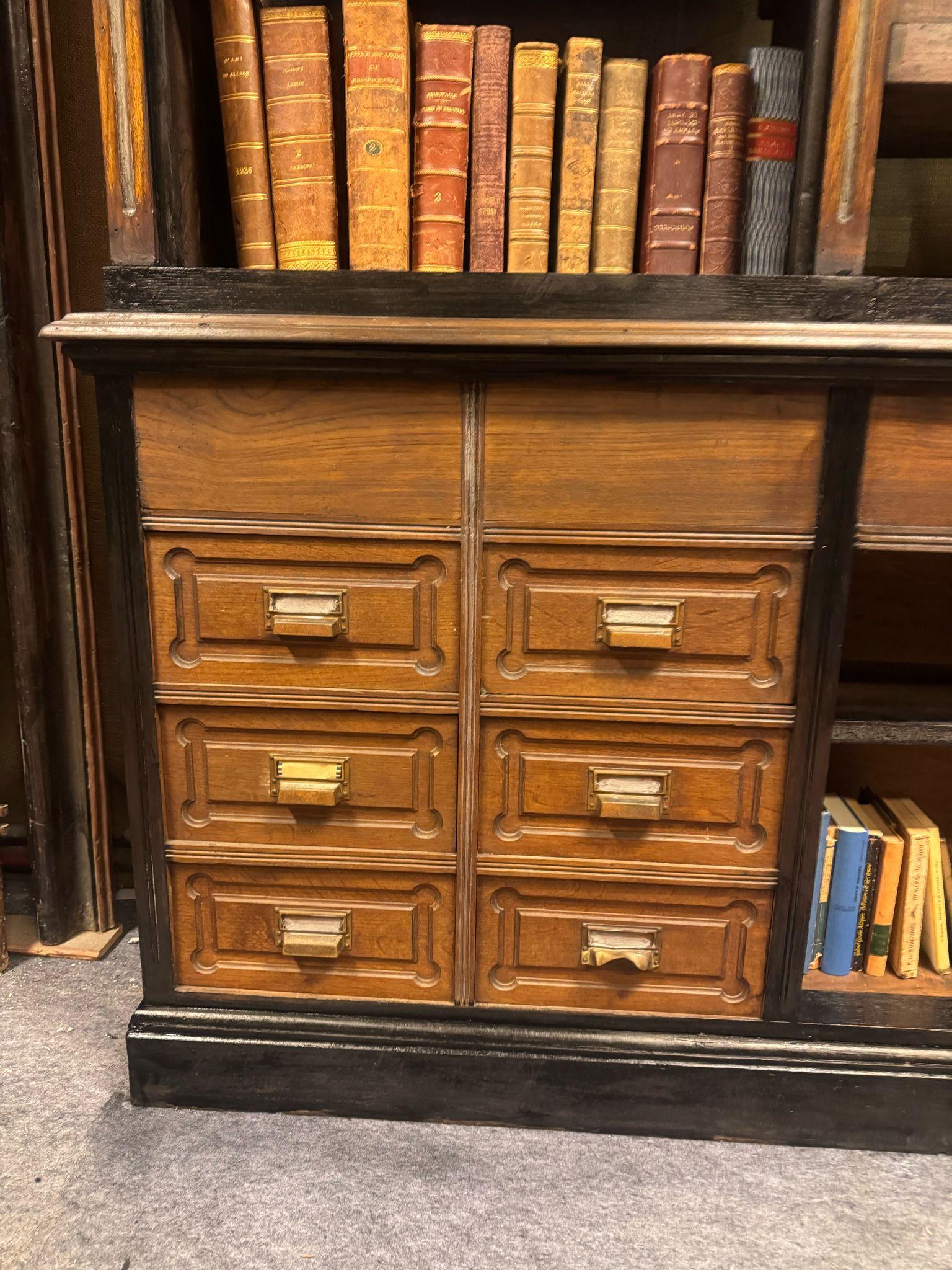 N. 3 librerie art déco, simili tra loro, in legno con profili neri, Italia In condizioni buone in vendita a Cuneo, Italy (CN)