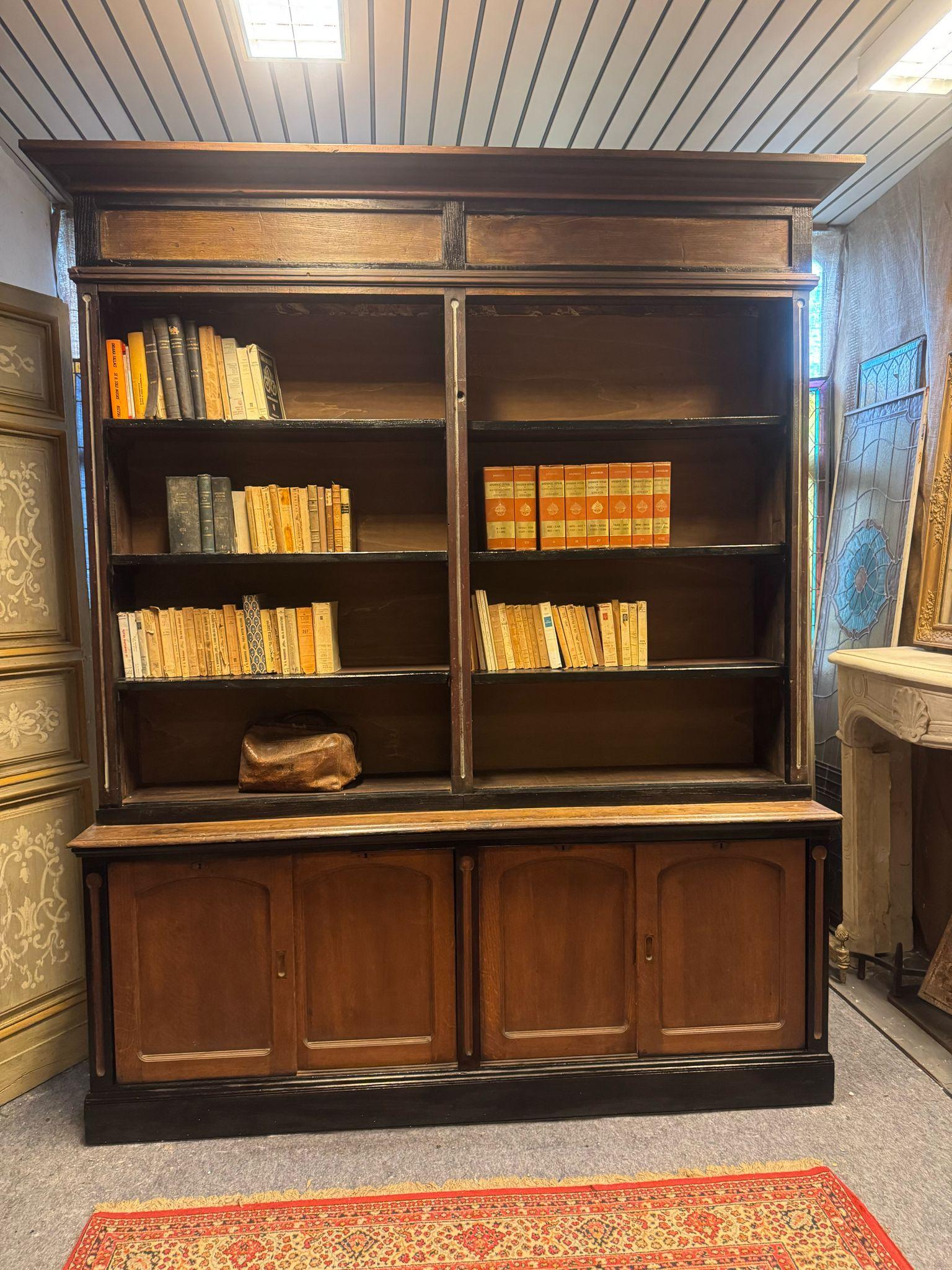 Quercia N. 3 librerie art déco, simili tra loro, in legno con profili neri, Italia in vendita