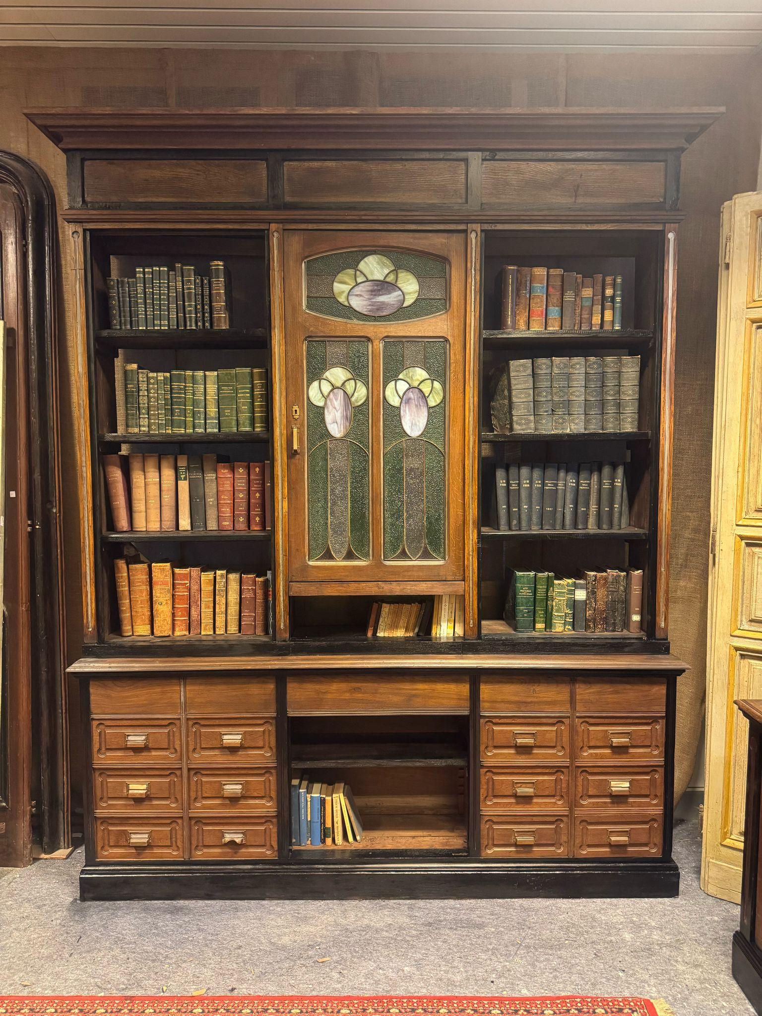 N. 3 librerie art déco, simili tra loro, in legno con profili neri, Italia in vendita 2
