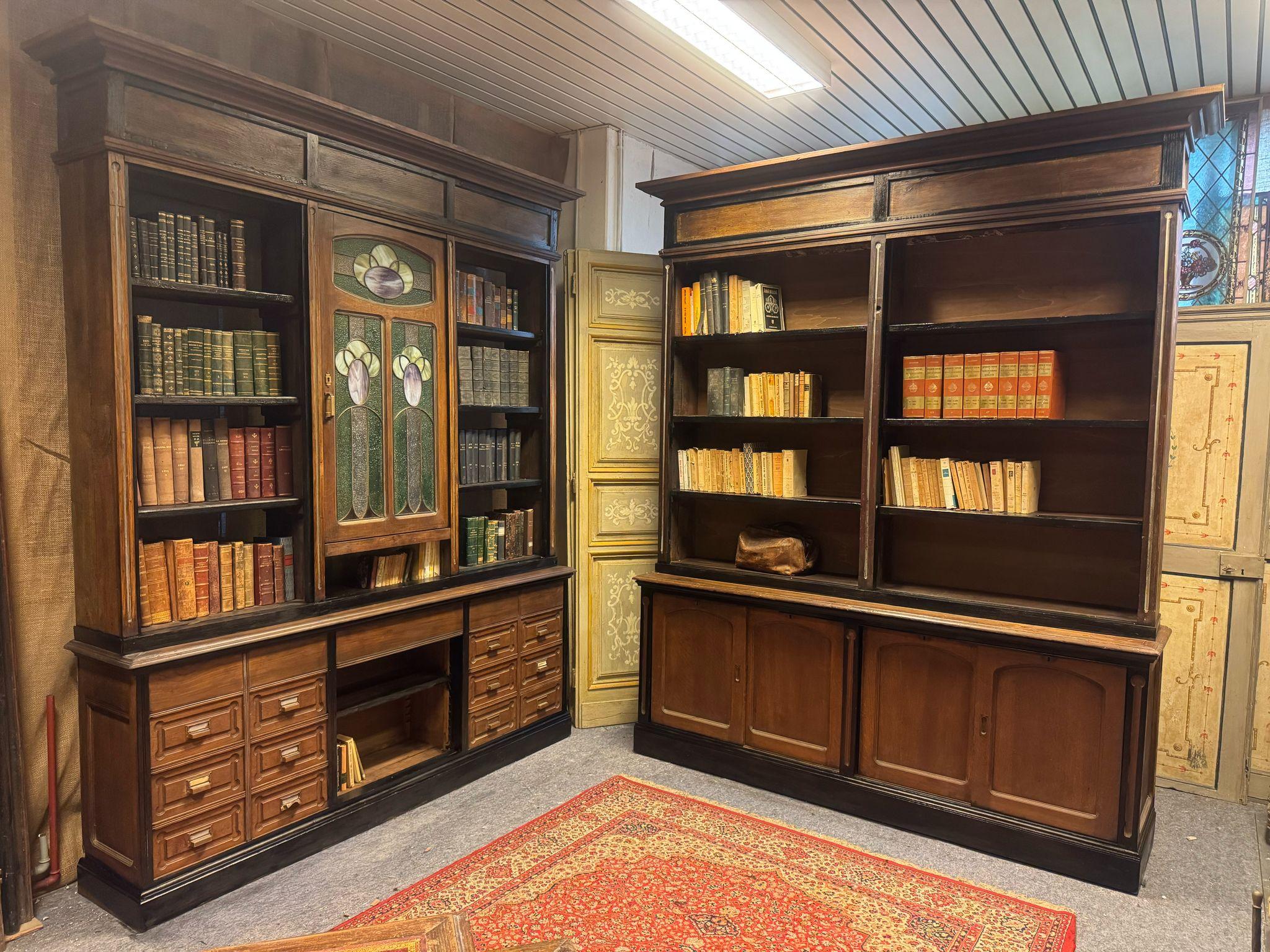 N. 3 librerie art déco, simili tra loro, in legno con profili neri, Italia in vendita 3