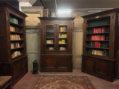 N. 3 eleganti librerie in noce e pioppo, fregio dorato, Italia