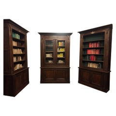 N. 3 eleganti librerie in noce e pioppo, fregio dorato, Italia