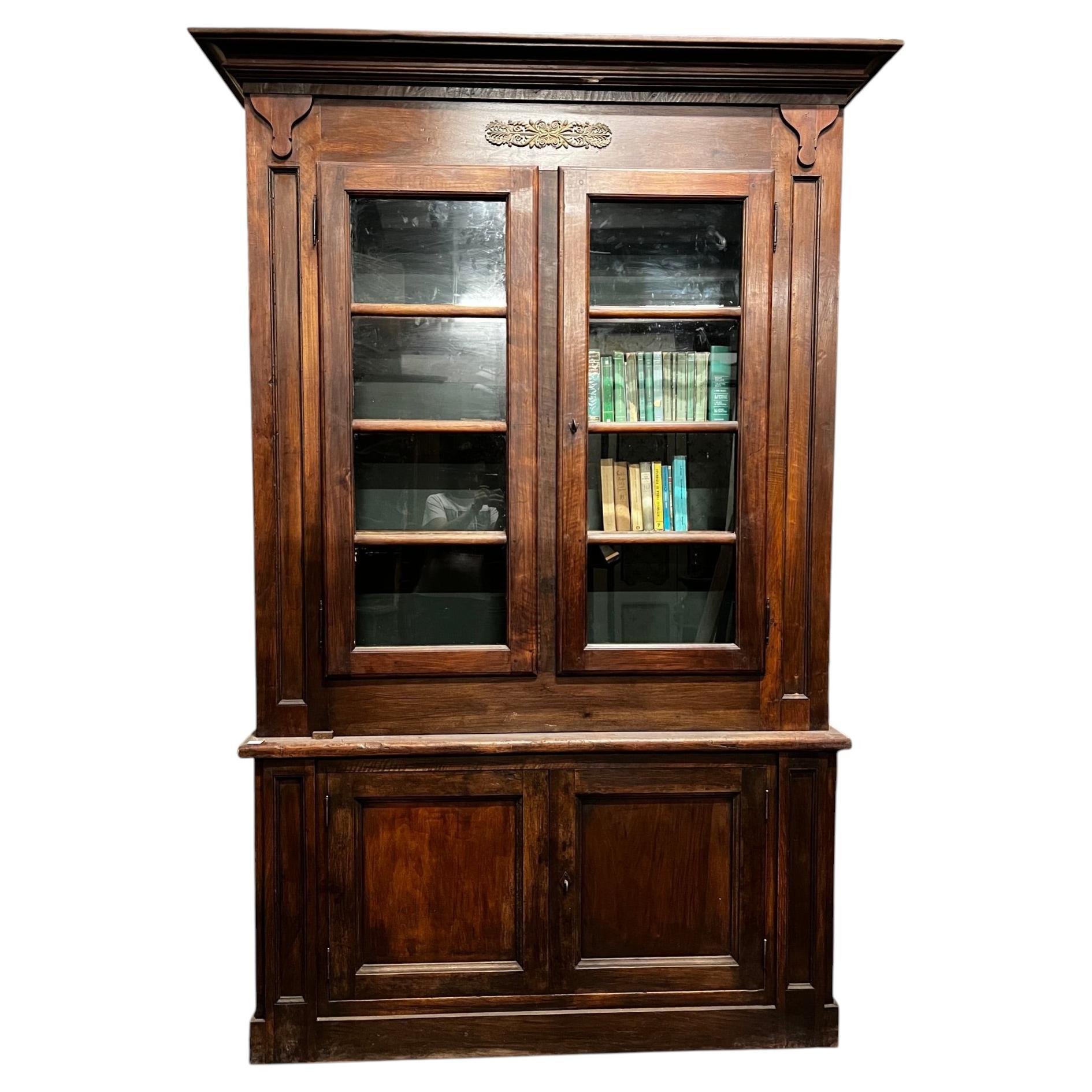 Elegantes Bücherregal aus Nussbaum und Pappel, mit vergoldetem Fries, Italien