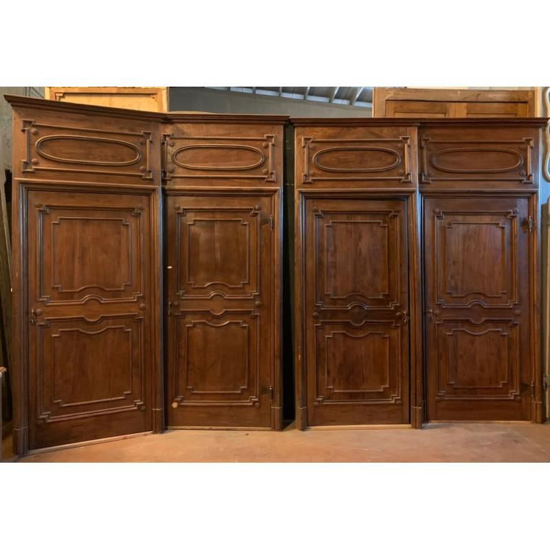 Incredibile set di N. 4 Porte antiche Luigi XVI, riccamente intagliate in legno di pioppo, complete di cornice con sovraporta intagliata, originali della fine del XVIII secolo, provenienti da un palazzo nobiliare in Italia.
Schiena liscia, due