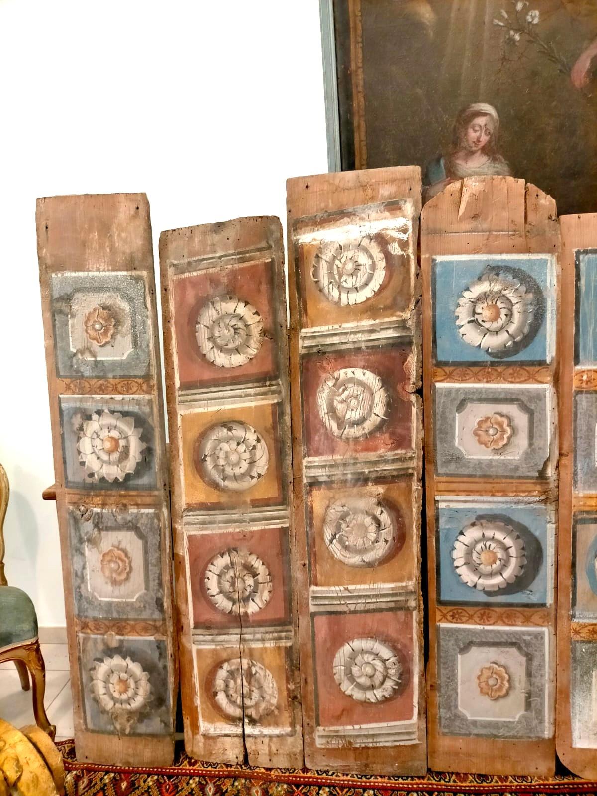 N. 55 tavole del soffitto in abete, dipinte a tempera, con motivi geometrici e floreali.

Questo tipo di tavole da soffitto venivano montate su travetti anch'essi decorati e dipinti.

Periodo: fine 1600 inizio 1700
Provenienza: Italia;