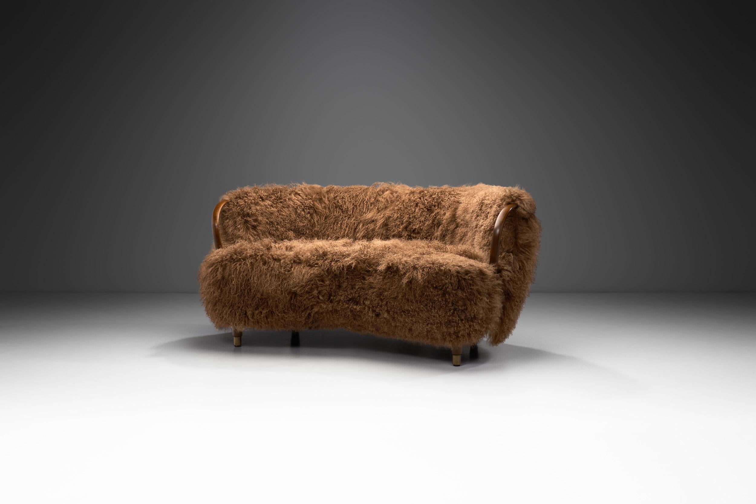 Bei diesem dänischen Zweisitzer-Sofa der N. A. Jørgensens Møbelfabrik dreht sich alles um hochwertige MATERIALIEN, Komfort und das Können der Kunsttischler dieser Zeit. Das Design übertrifft in vielerlei Hinsicht das Wort 