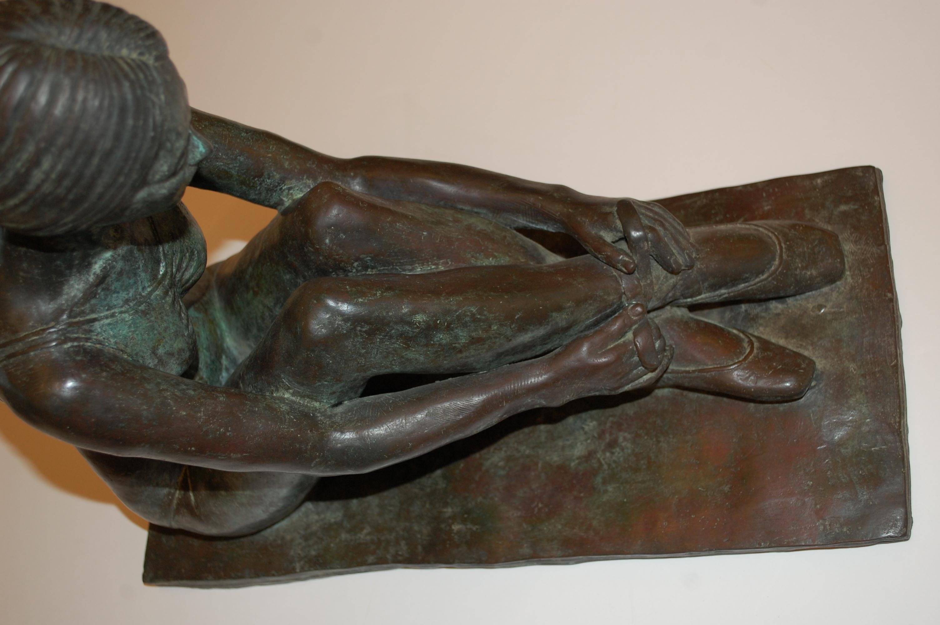 Ballerine assise attachant ses chaussures
Vieille sculpture en bronze d'une ballerine attachant ses chaussures, signée N. Abrams. 