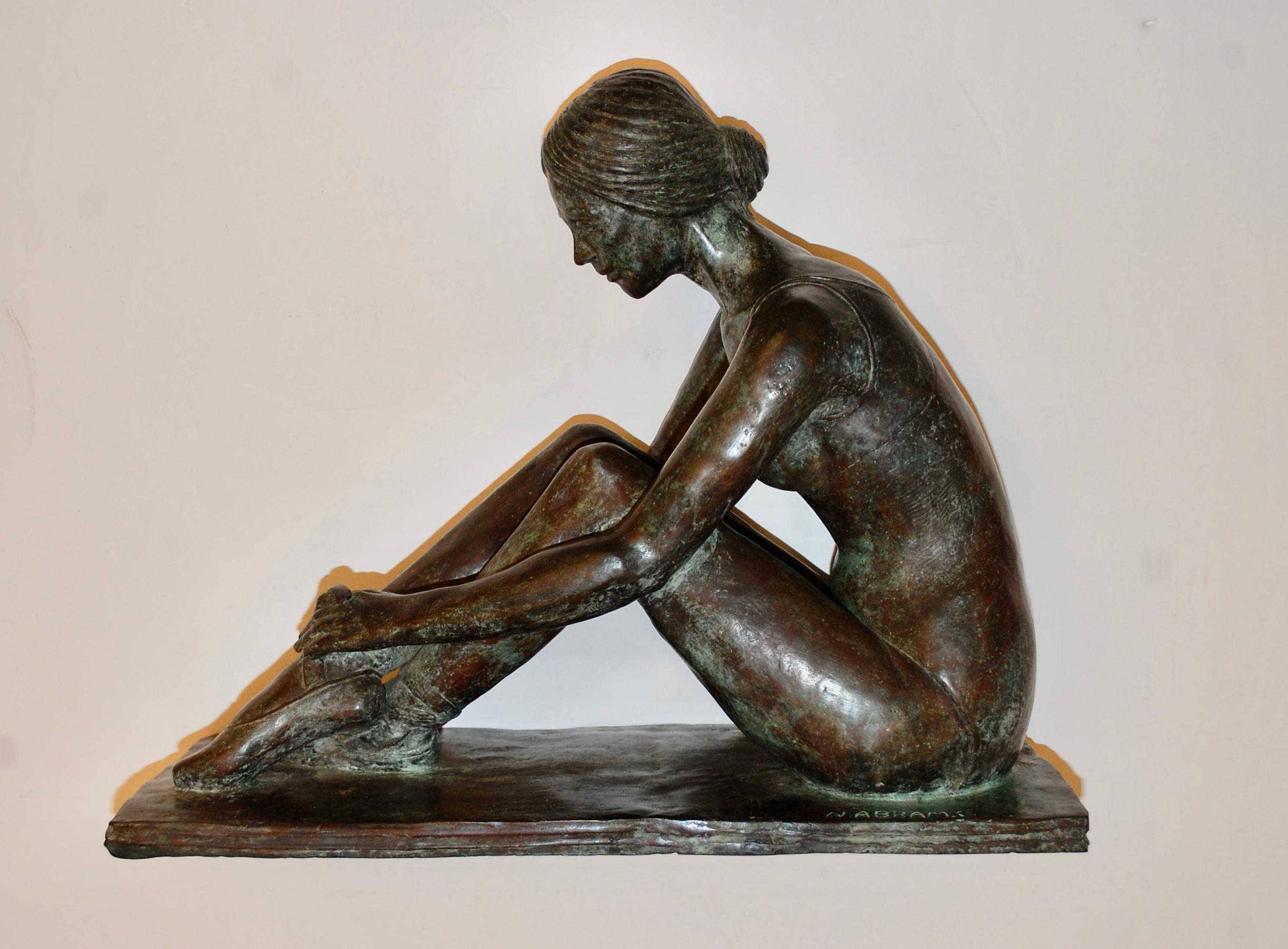  Ballerina Tying Schuh Bronze-Skulptur (Gold), Figurative Sculpture, von N. Abrams