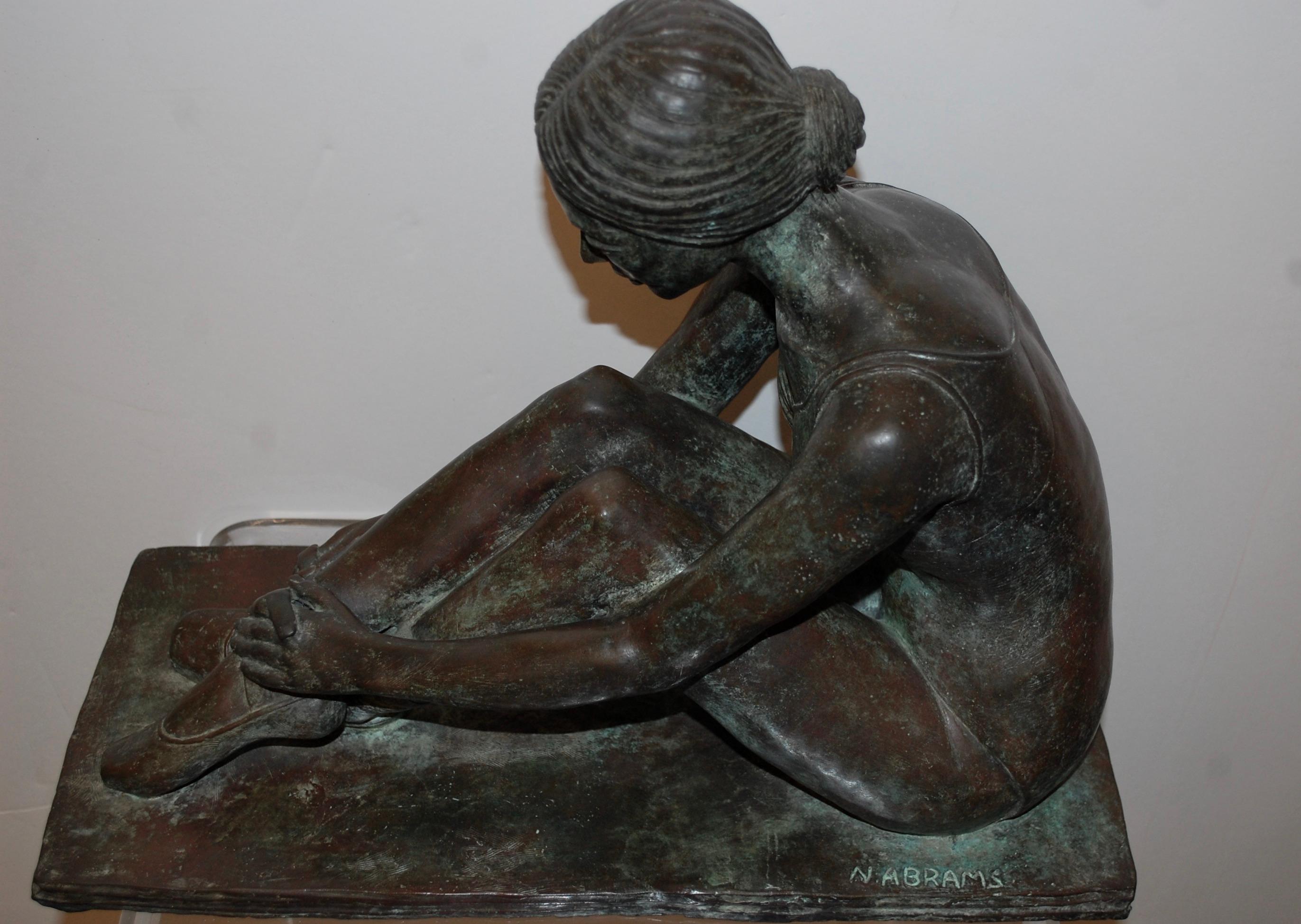 Sitzende Ballerina beim Binden des Schuhs
Bronzeskulptur einer Ballerina beim Schuhbinden, signiert N. Abrams. 