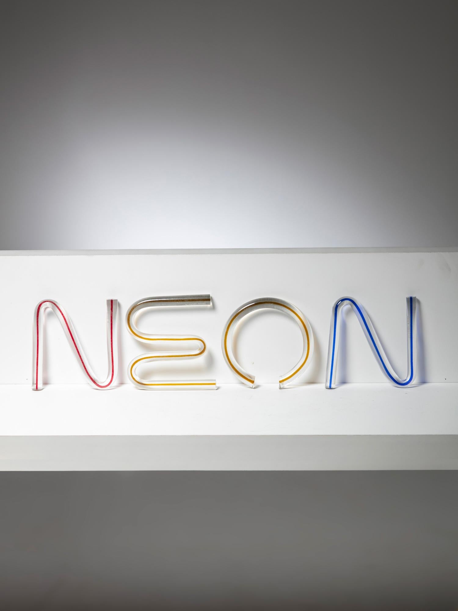 N, E, O, N in Kristall und farbigen Großbuchstaben von Massimo Vignelli für Venini.
Komplettes Display-Set für die Neon Collection'S.